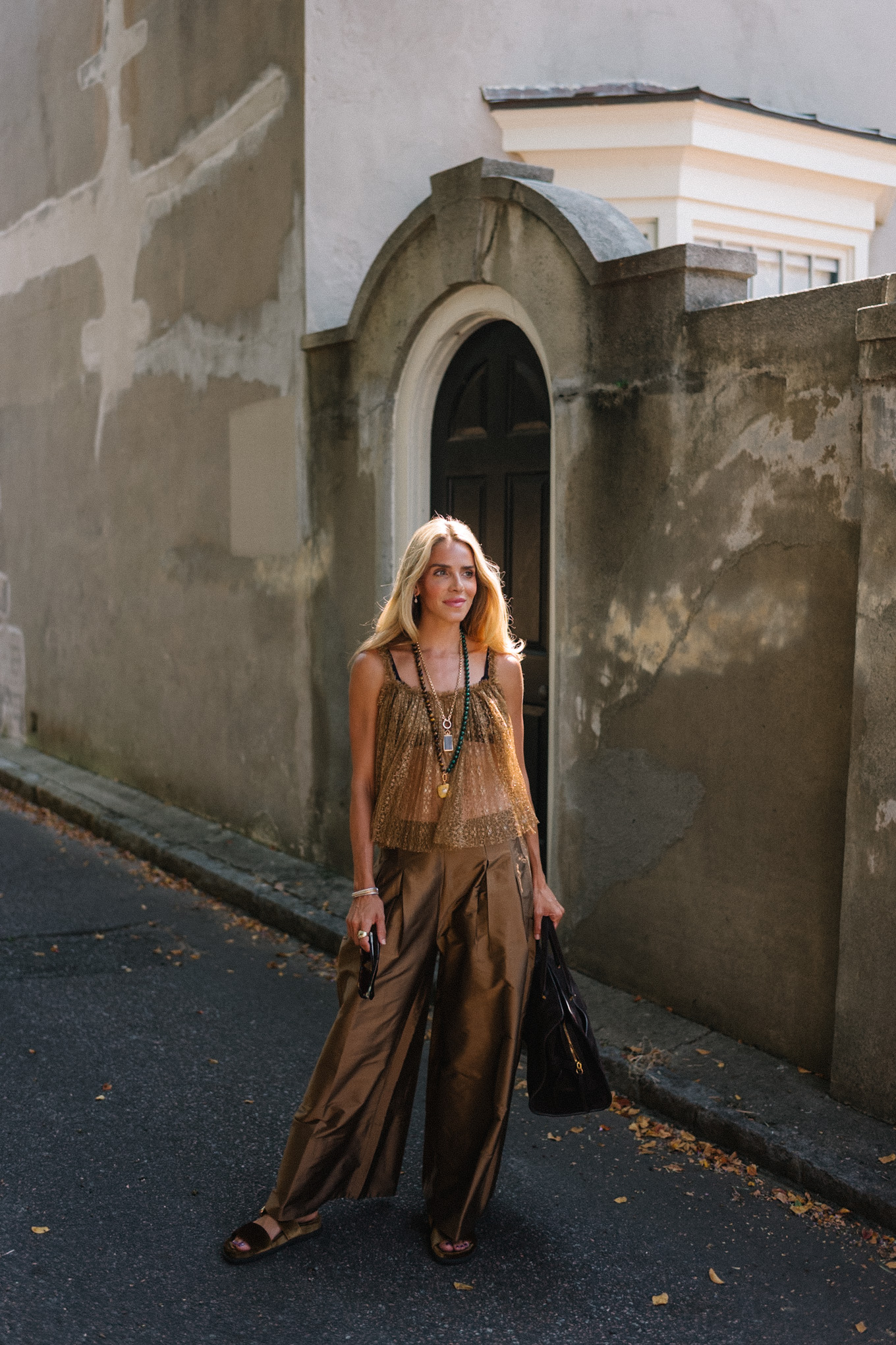 Pantalon large brillant brun en brun or