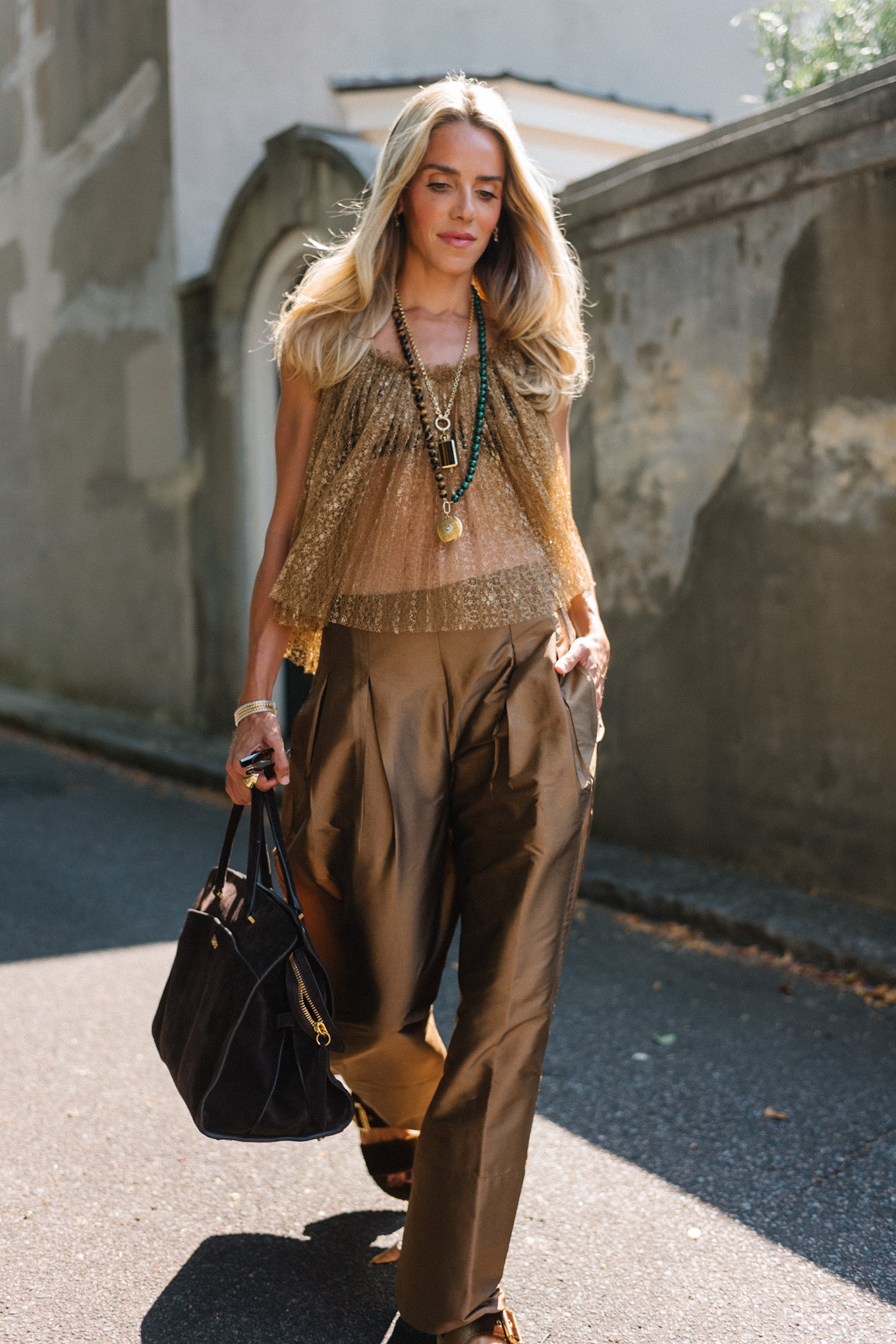 Pantalon large brillant brun en brun or