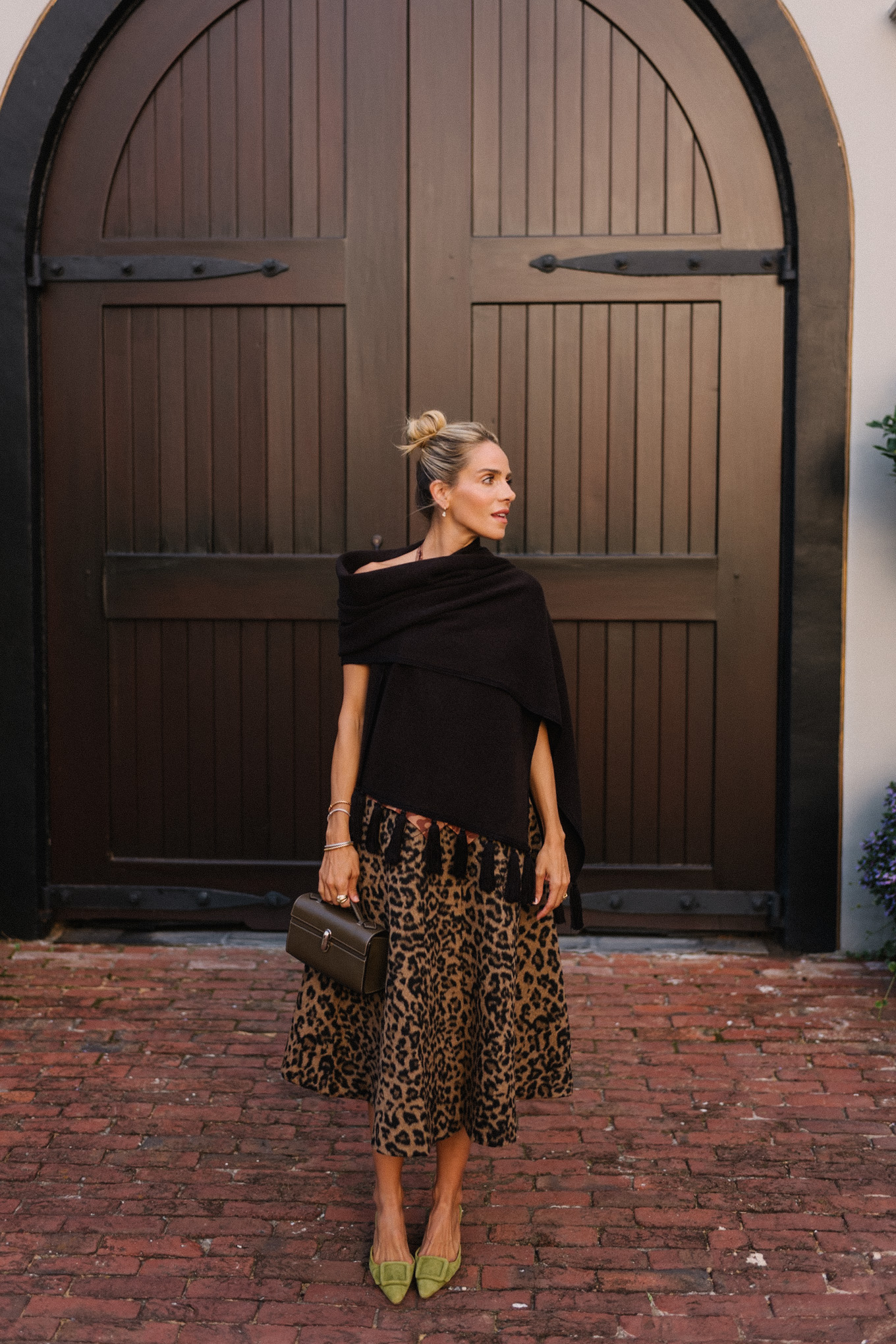 Jupe à imprimé léopard, haut dos nu en soie, écharpe noire à franges