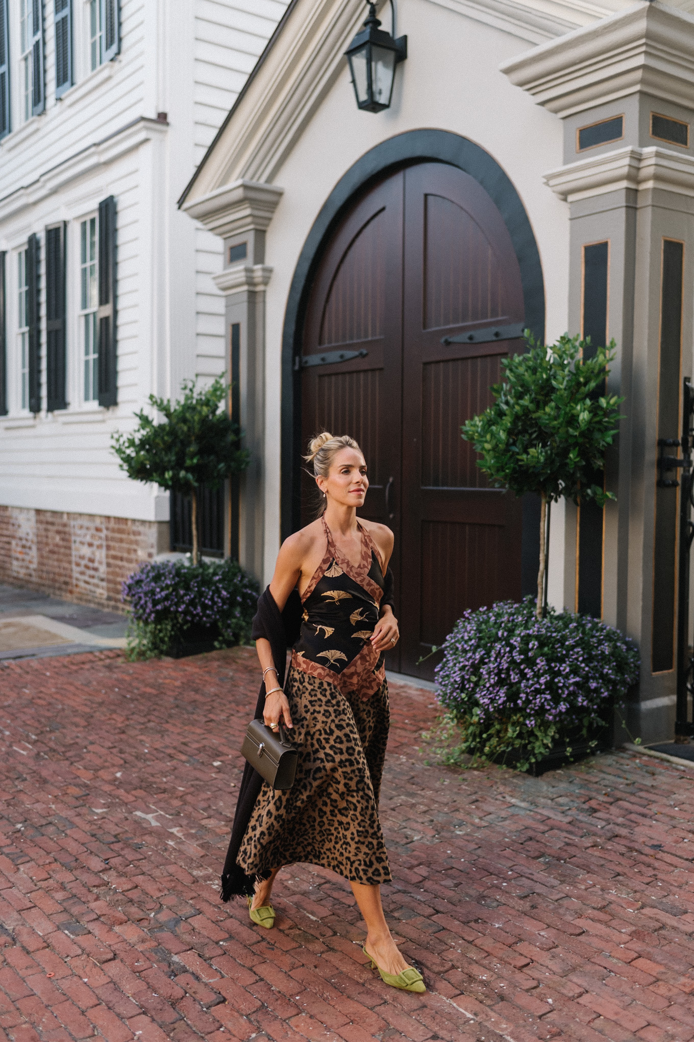 Jupe à imprimé léopard, haut dos nu en soie, écharpe noire à franges