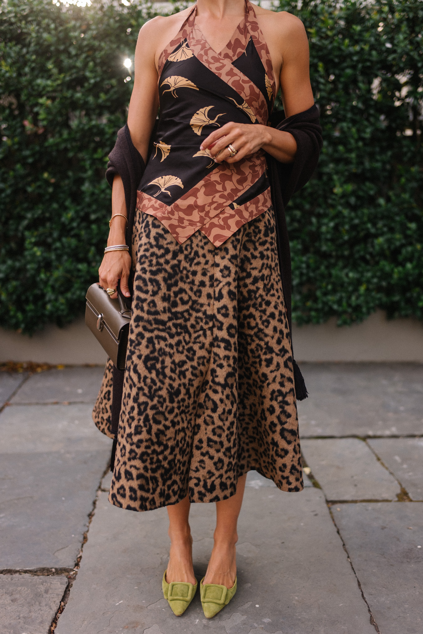 Jupe à imprimé léopard, haut dos nu en soie, écharpe noire à franges