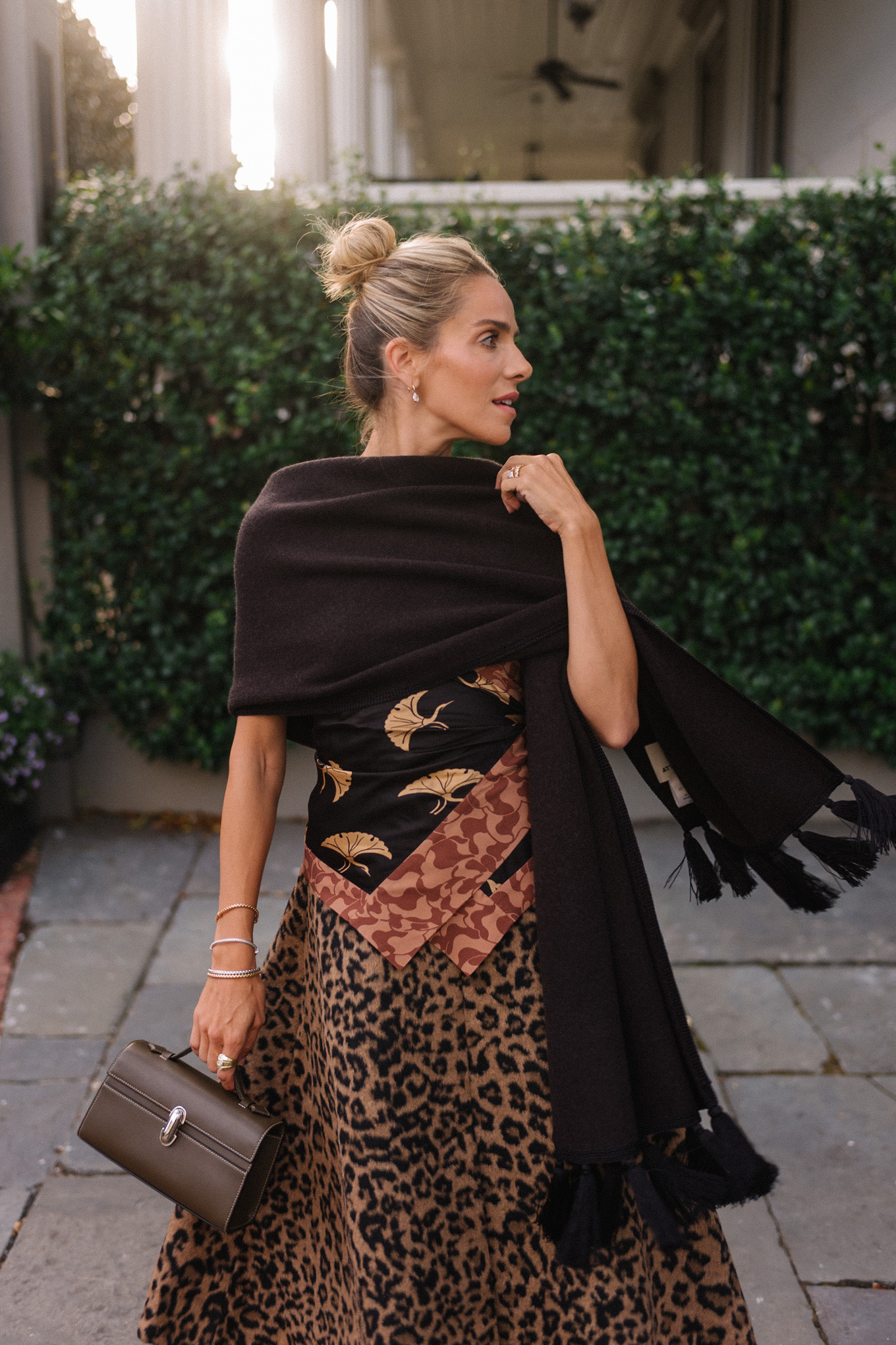 Jupe à imprimé léopard, haut dos nu en soie, écharpe noire à franges