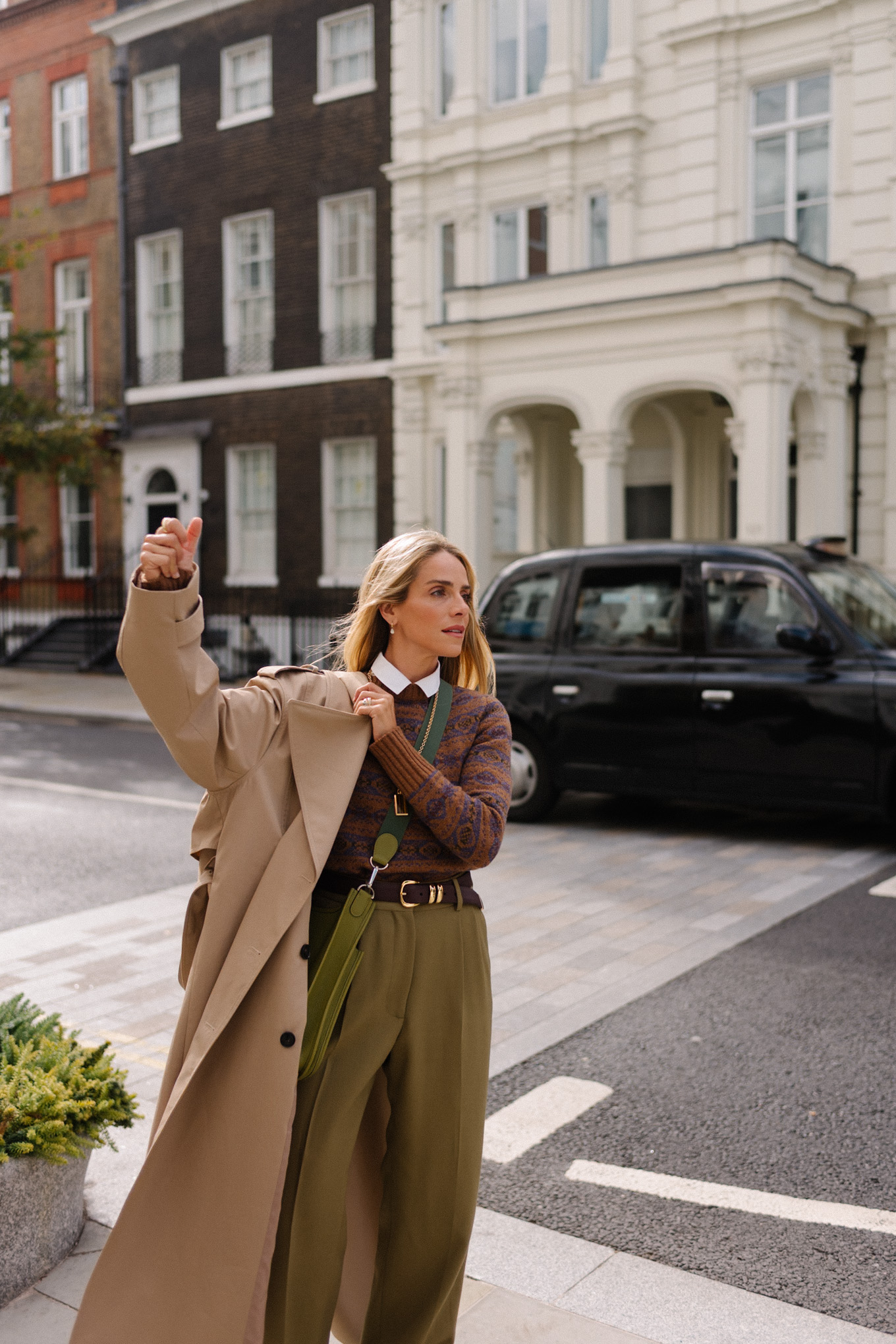 Trench marron clair, pull marron et pantalon en soie vert