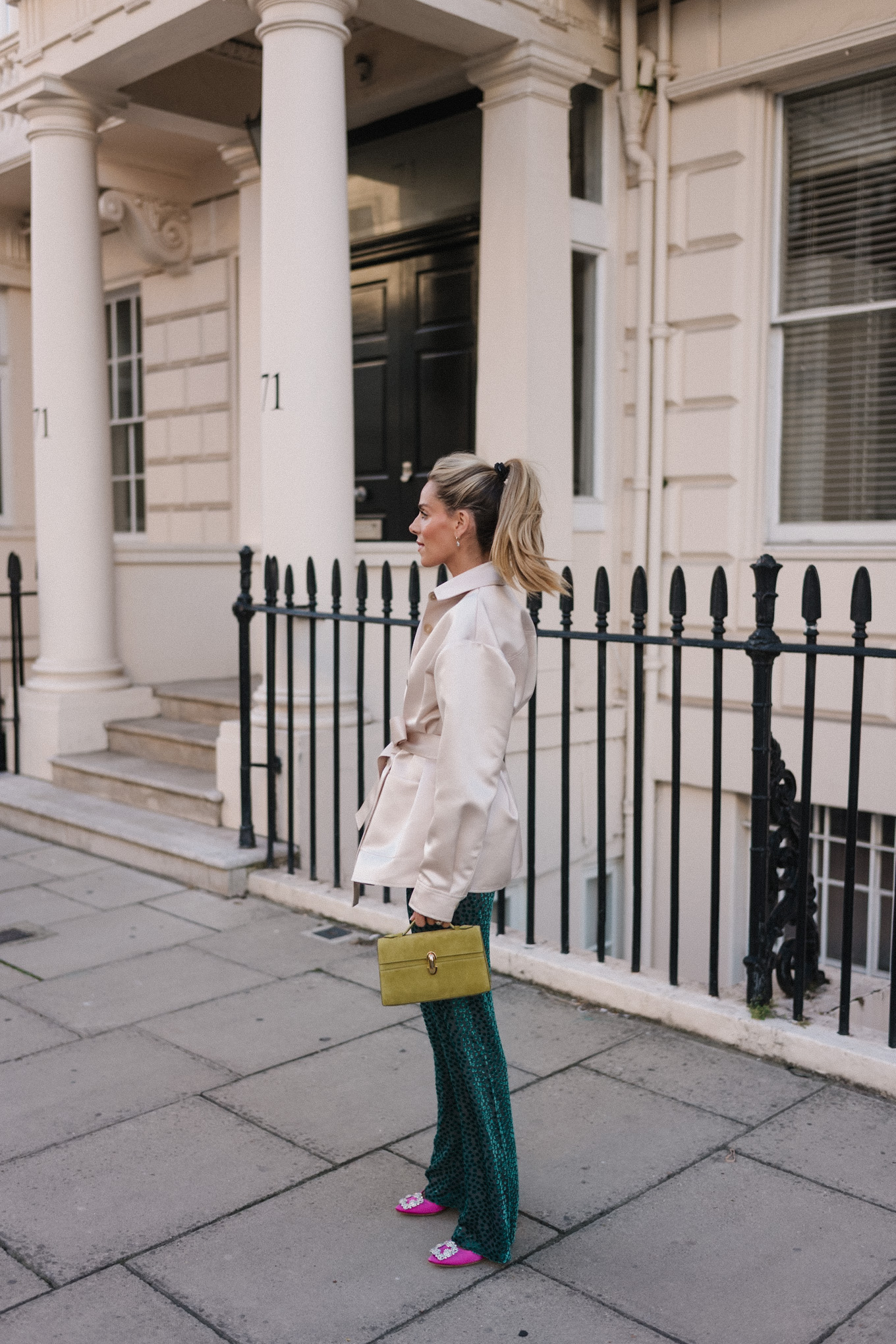 Veste blazer en satin, pantalon en velours vert, escarpins roses, sac à main chartreuse