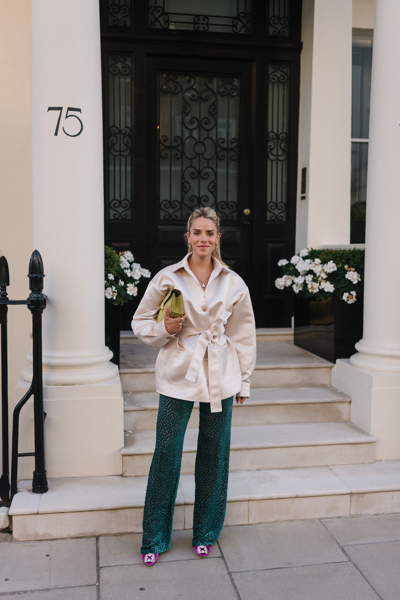 Veste blazer en satin, pantalon en velours vert, escarpins roses, sac à main chartreuse