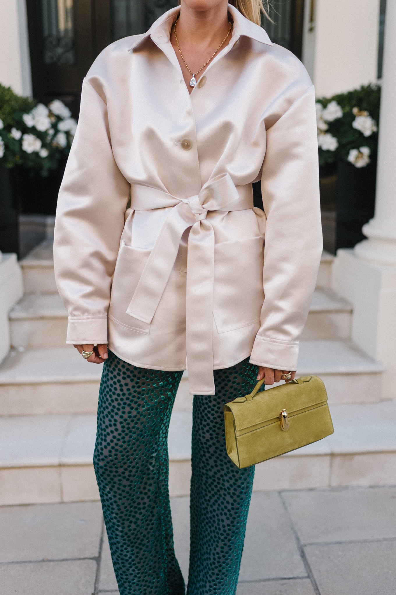 Veste blazer en satin, pantalon en velours vert, escarpins roses, sac à main chartreuse