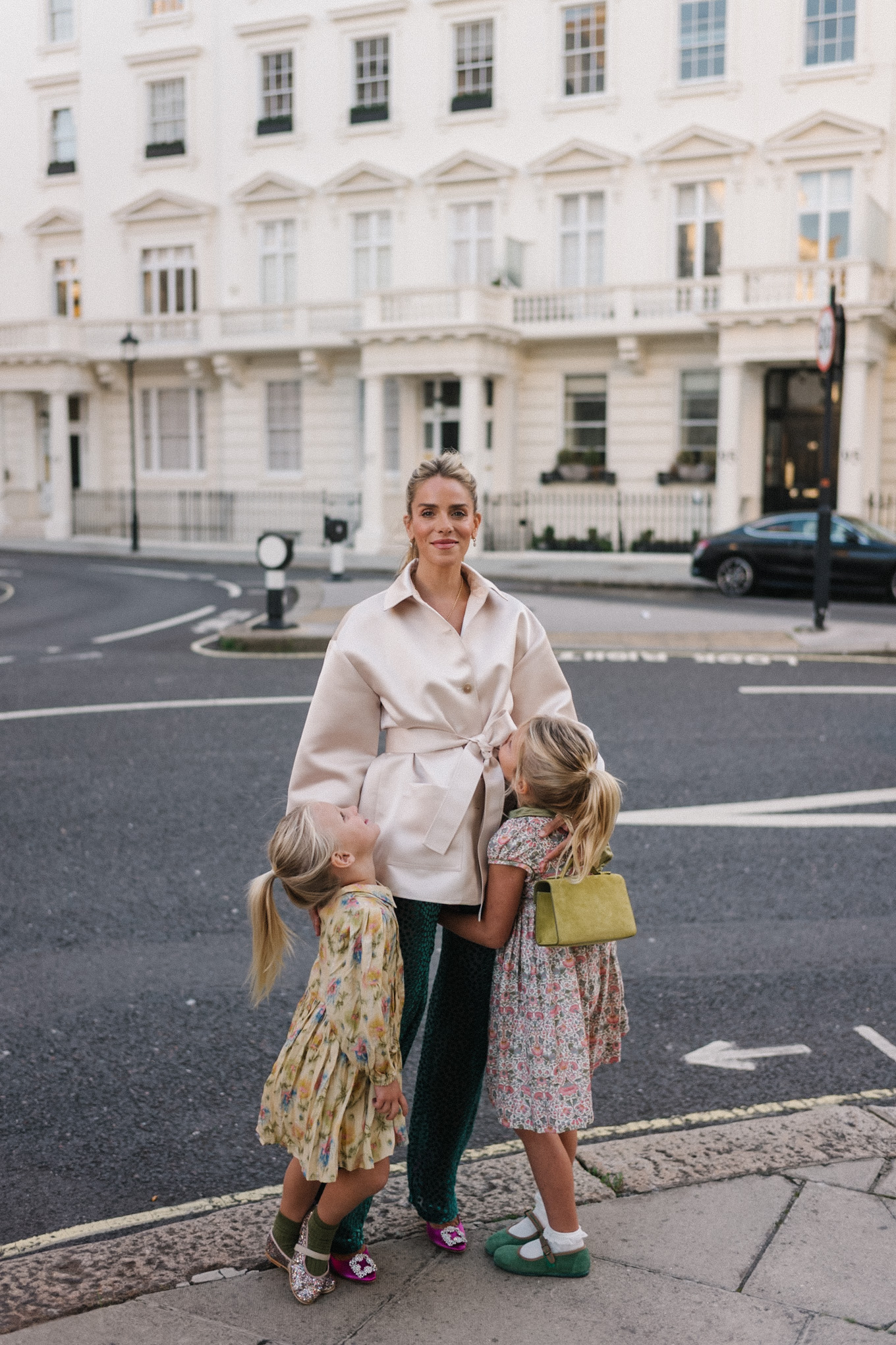 Veste blazer en satin, pantalon en velours vert, escarpins roses, sac à main chartreuse