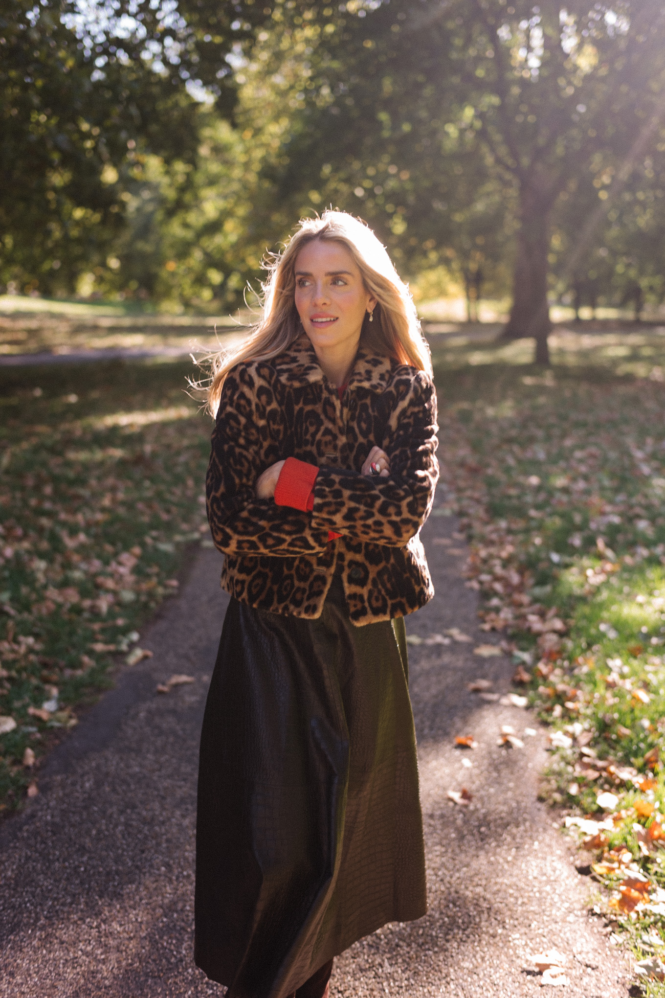 Veste en fausse fourrure à imprimé léopard, jupe longue en cuir marron