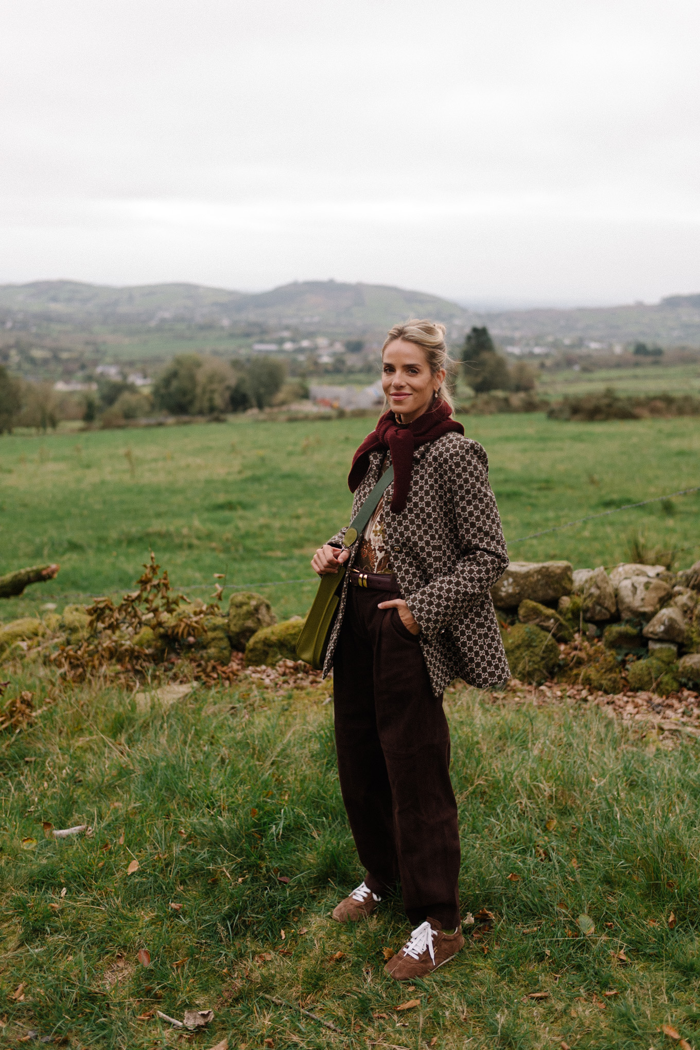 Veste blazer à carreaux, écharpe marron, pantalon large en daim marron, baskets marron