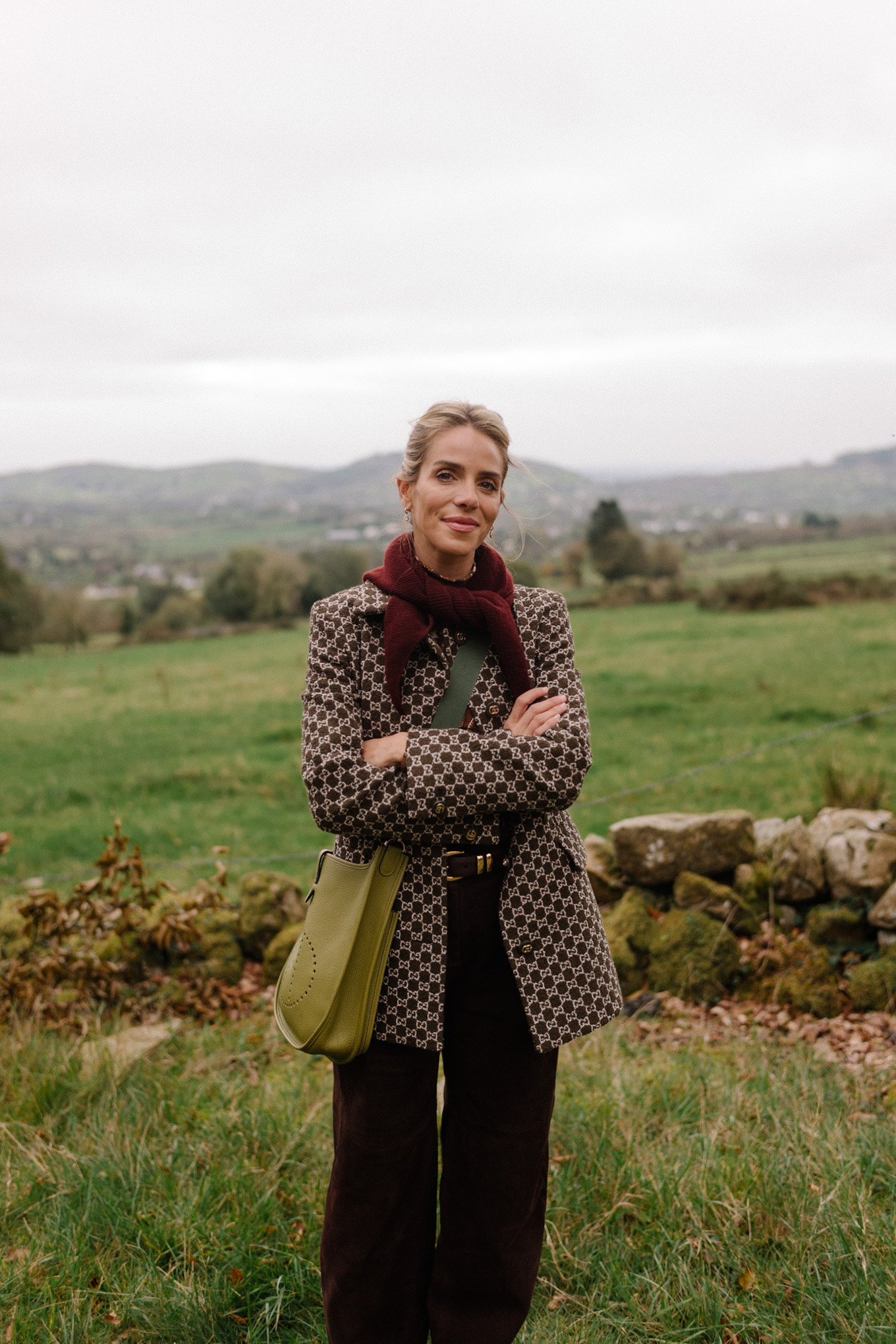 Veste blazer à carreaux, écharpe marron, pantalon large en daim marron, baskets marron