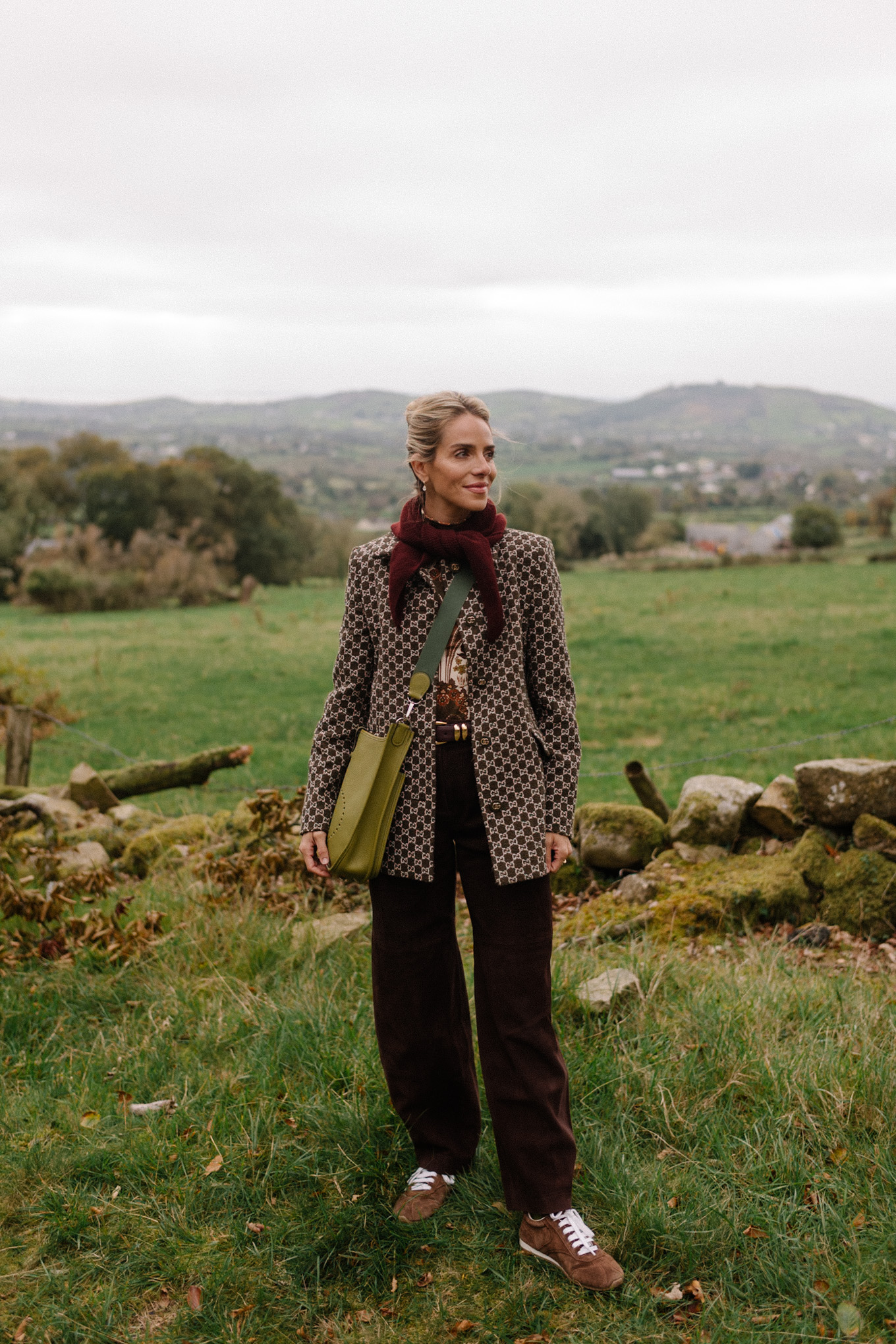 Veste blazer à carreaux, écharpe marron, pantalon large en daim marron, baskets marron