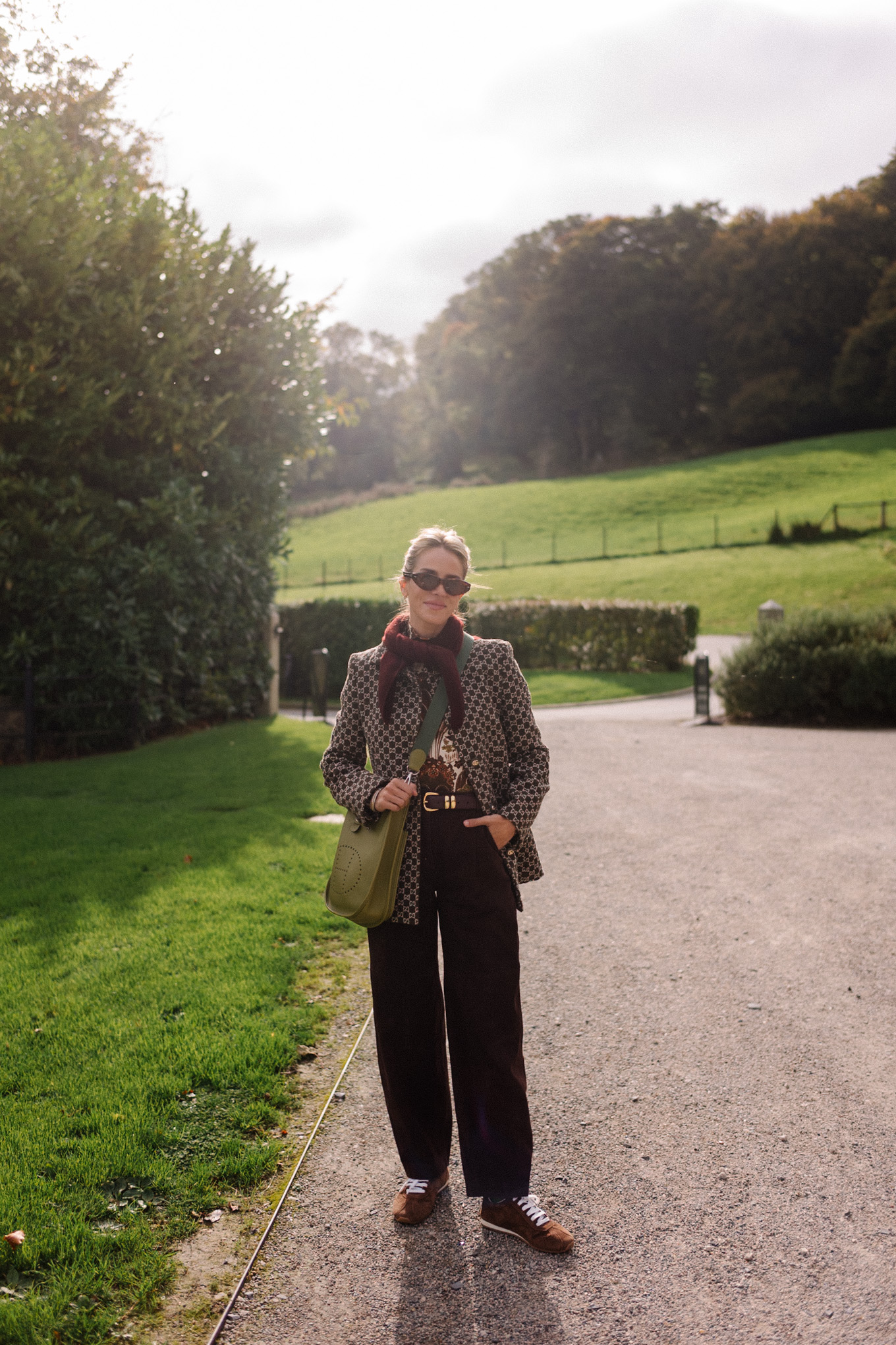 Veste blazer à carreaux, écharpe marron, pantalon large en daim marron, baskets marron