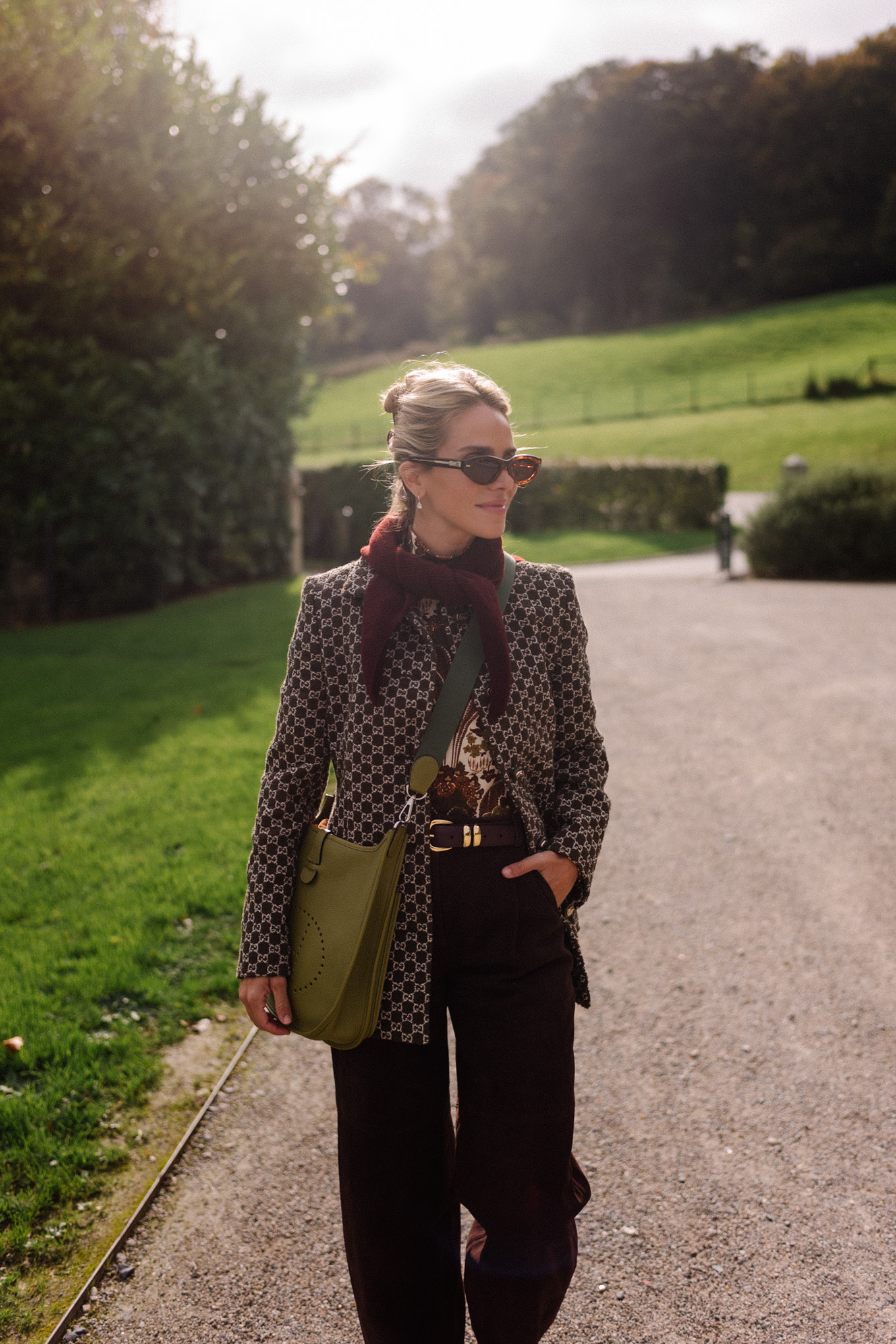 Veste blazer à carreaux, écharpe marron, pantalon large en daim marron, baskets marron