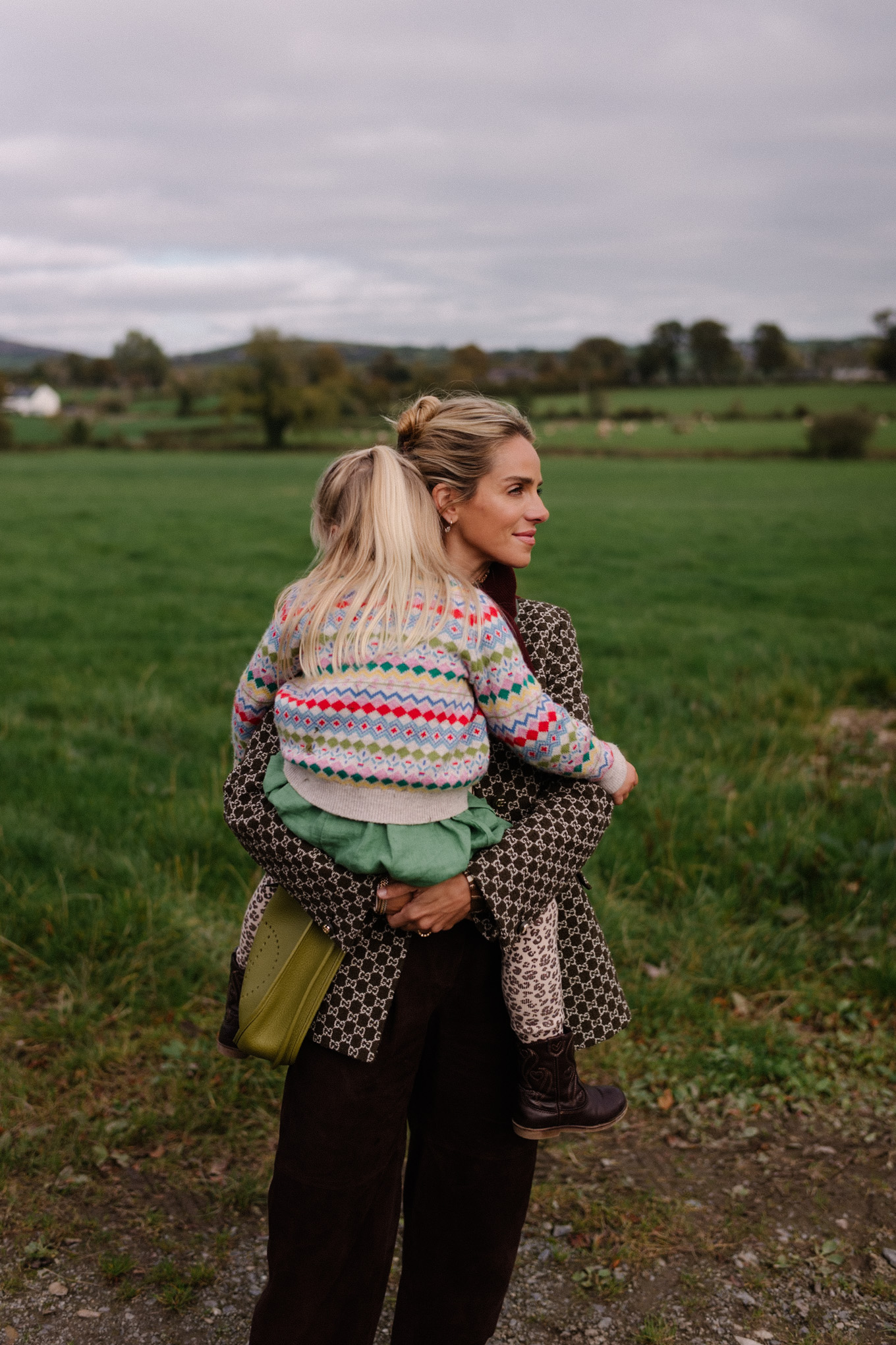 Veste blazer à carreaux, écharpe marron, pantalon large en daim marron, baskets marron