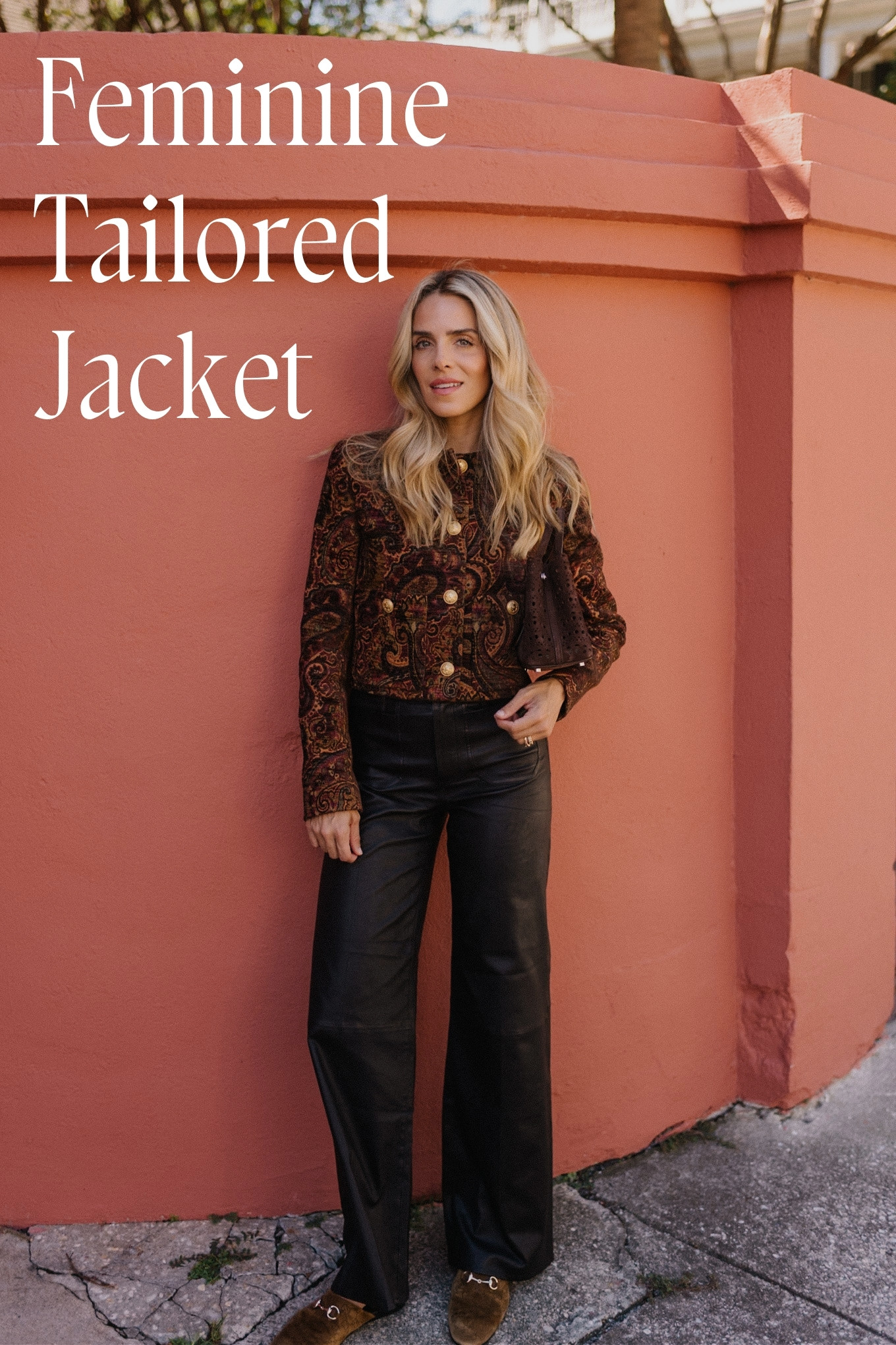 veste tailleur, petit sac en daim, mules en daim, pantalon en cuir