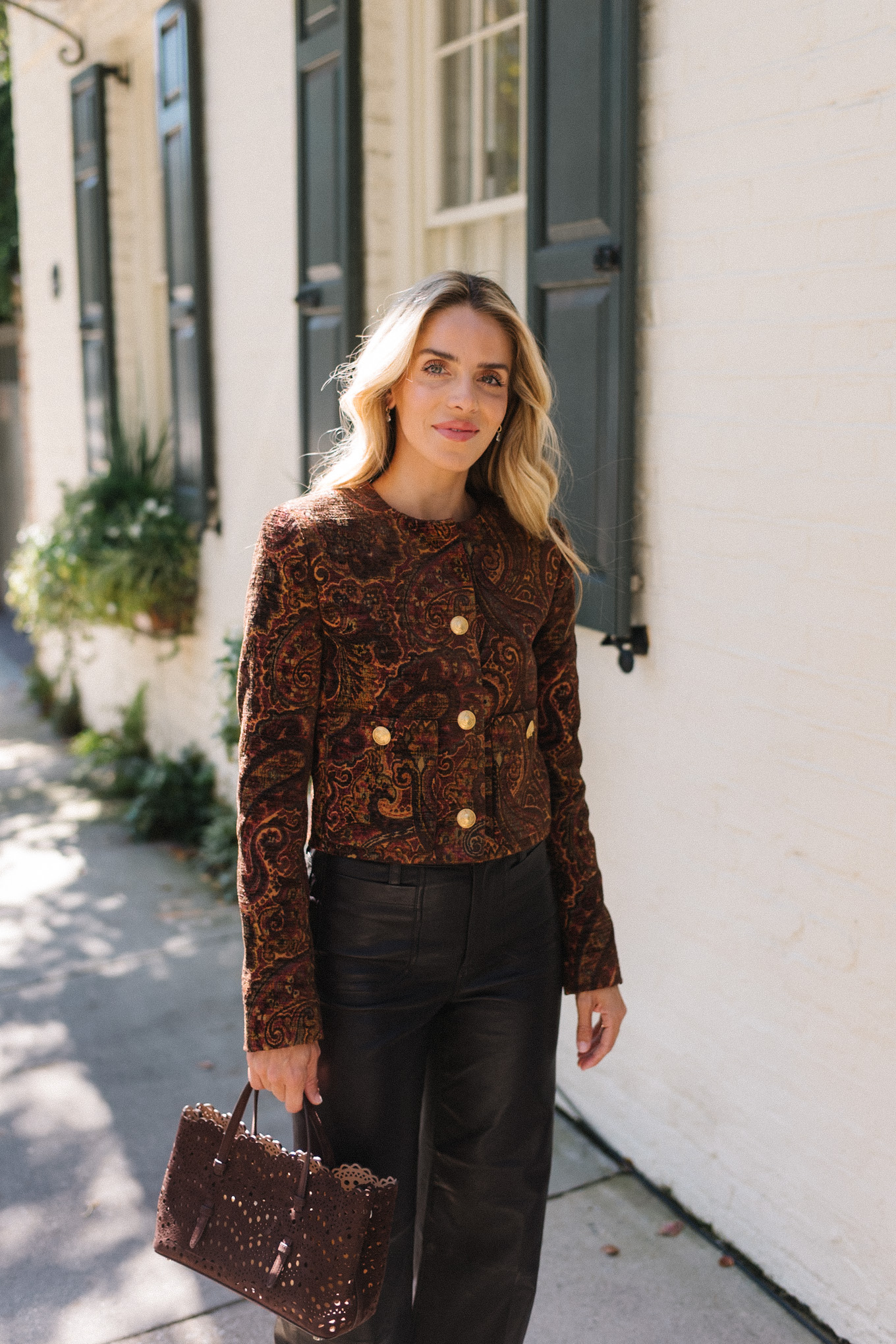 veste tailleur, petit sac en daim, mules en daim, pantalon en cuir