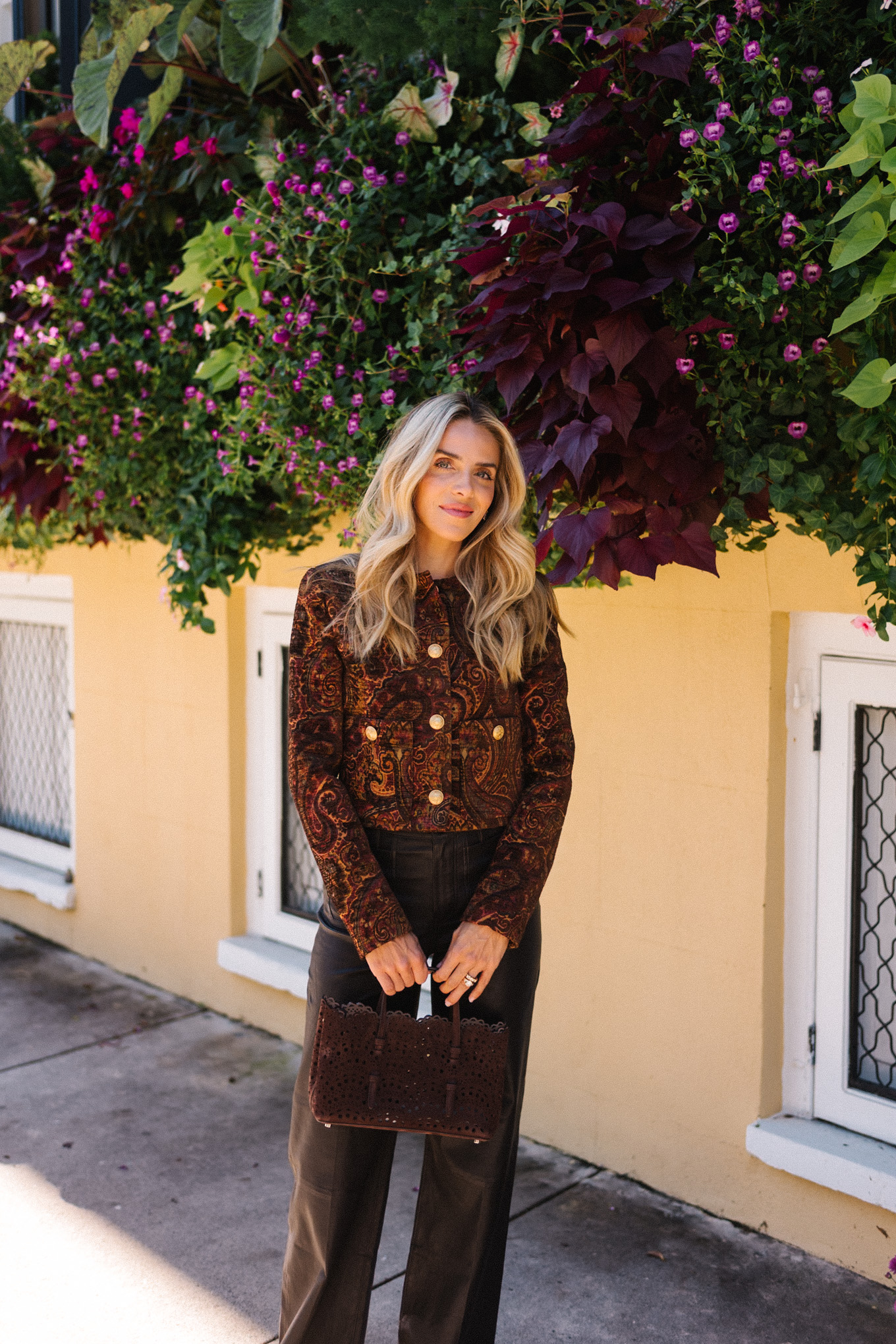 veste tailleur, petit sac en daim, mules en daim, pantalon en cuir