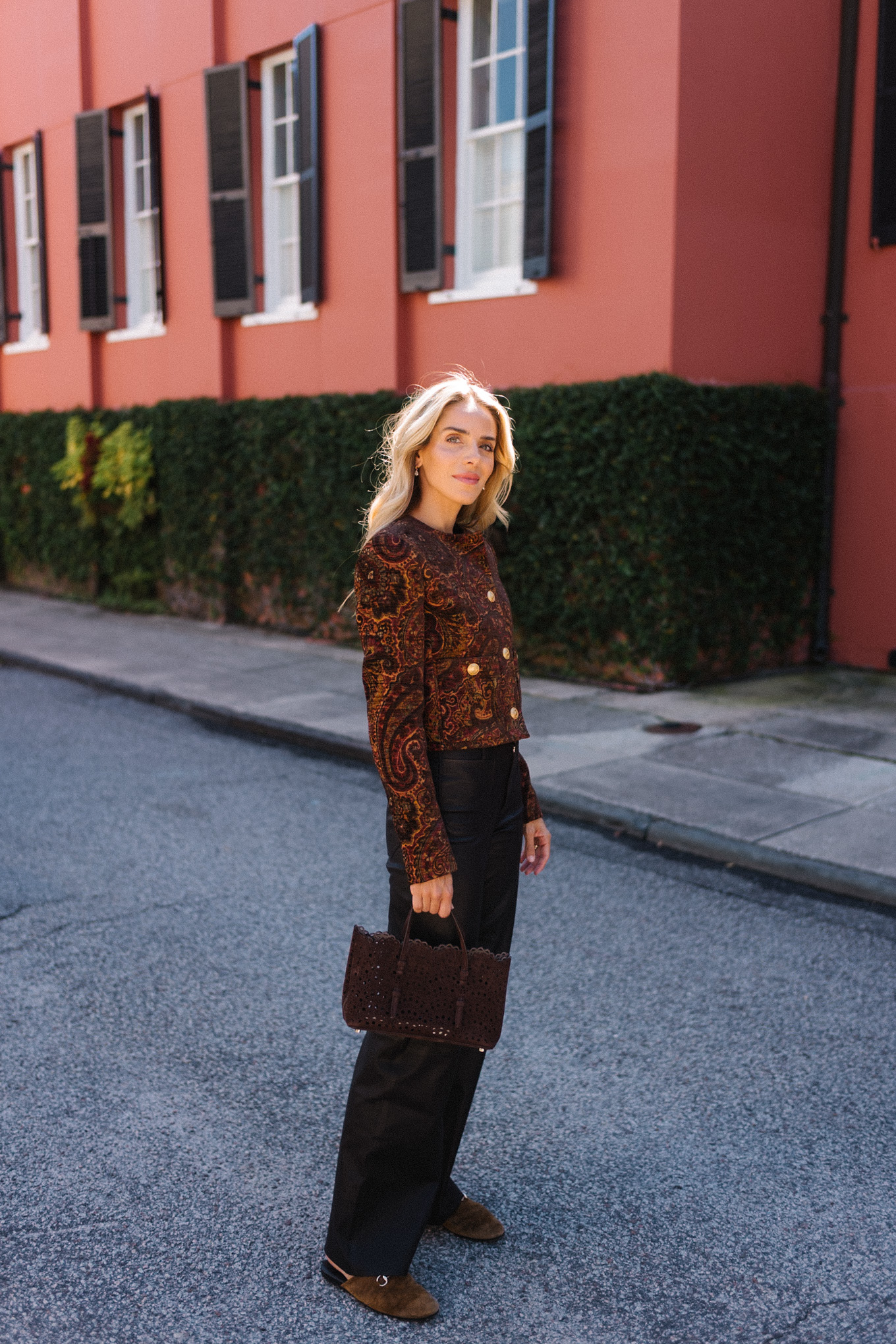 veste tailleur, petit sac en daim, mules en daim, pantalon en cuir