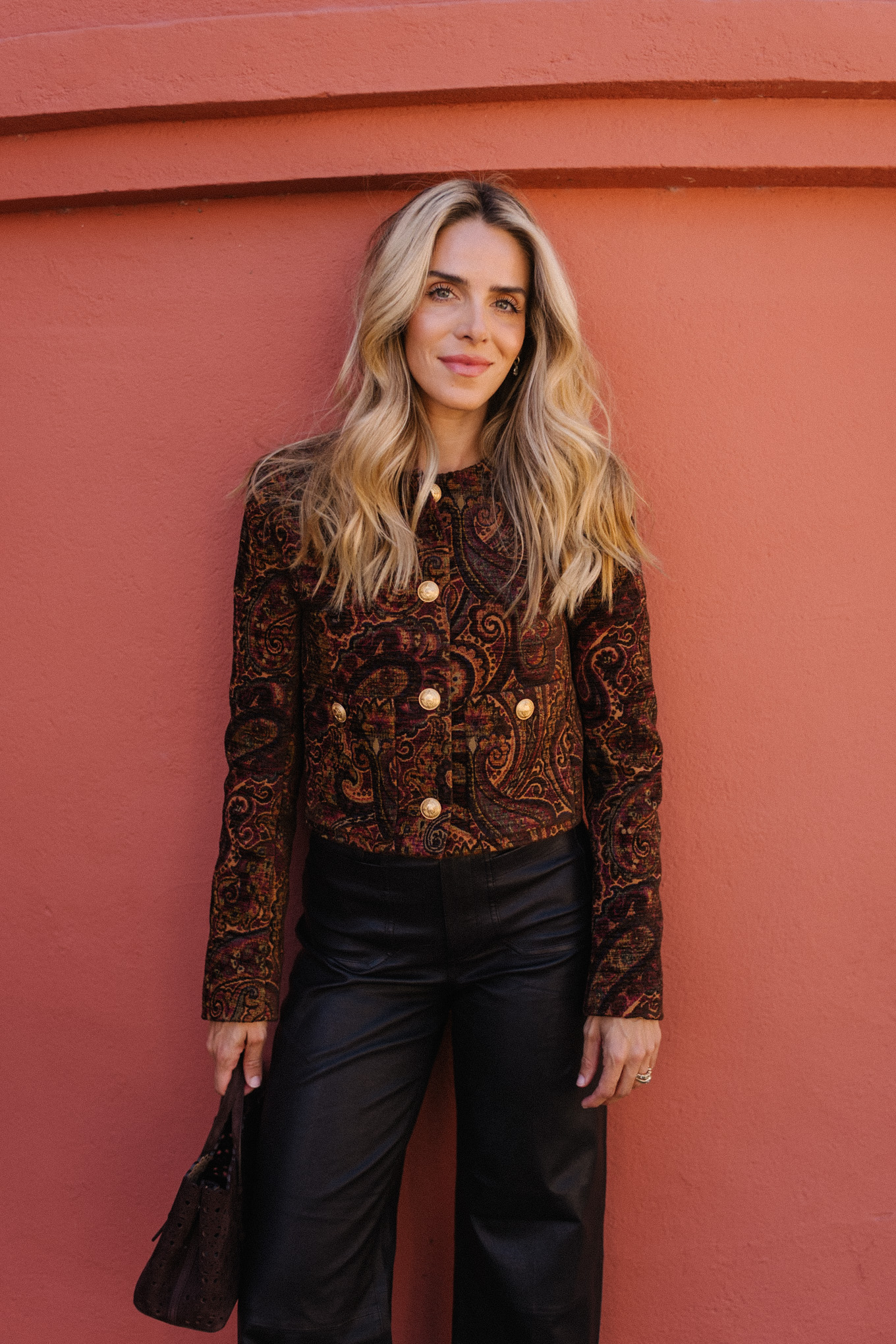 veste tailleur, petit sac en daim, mules en daim, pantalon en cuir