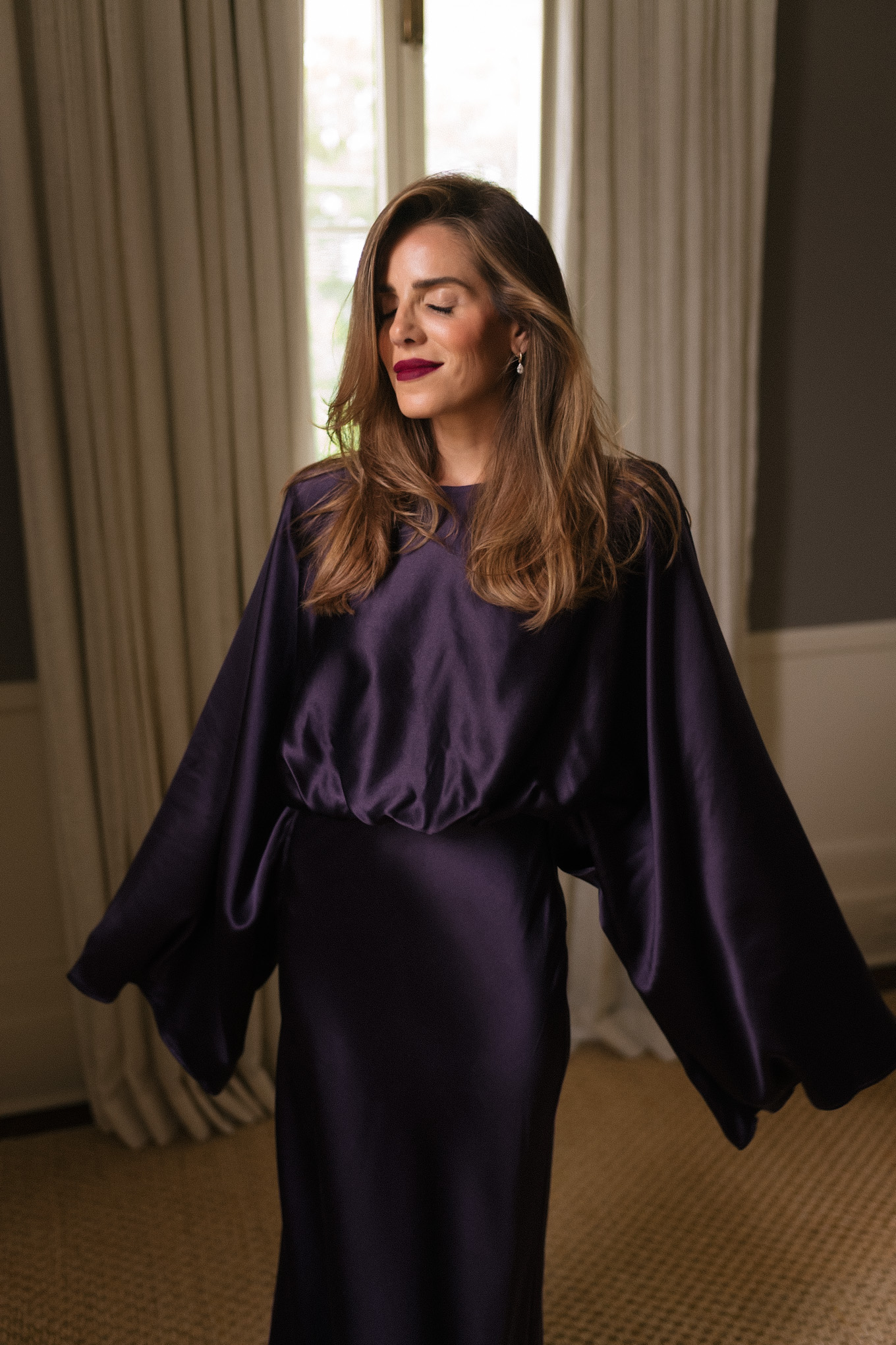 Robe en soie violette beauté de vacances