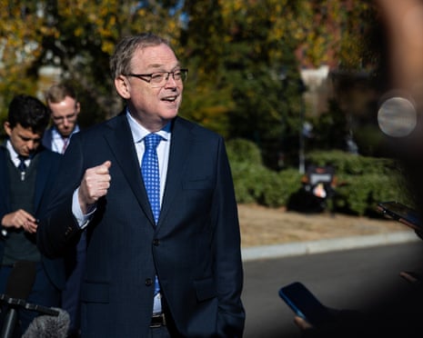Kevin Hassett s'adresse aux journalistes devant la Maison Blanche, le 24 octobre 2025.