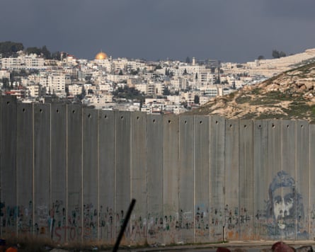 Le Dôme du Rocher et les bâtiments environnants sont visibles depuis le village palestinien d'Abu Dis, en Cisjordanie occupée par Israël.