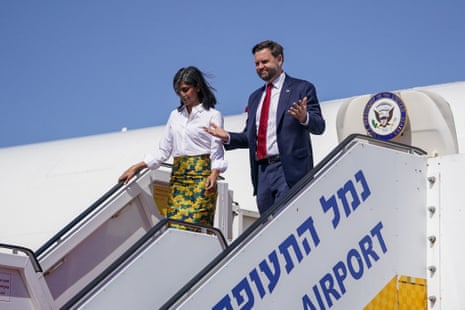 JD Vance und Second Lady Usha Vance verlassen ihr Flugzeug, als sie am Flughafen Ben Gurion in Tel Aviv ankommen.