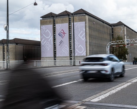 Un signe de la présidence danoise du Conseil de l'Union européenne est dans une structure du ministère des Affaires étrangères du Danemark à Copenhague, au Danemark.