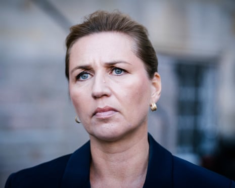 Le Premier ministre danois Mette Frederiksen tient une porte d'entrée à l'aéroport de Copenhague à Copenhague lundi soir et commente.