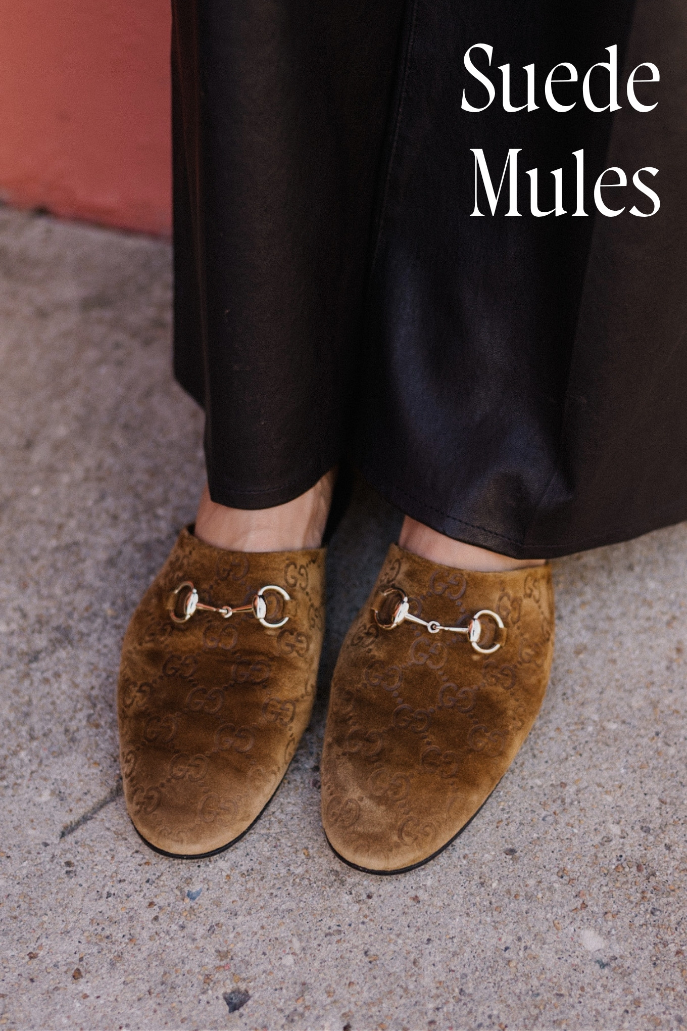 veste tailleur, petit sac en daim, mules en daim, pantalon en cuir