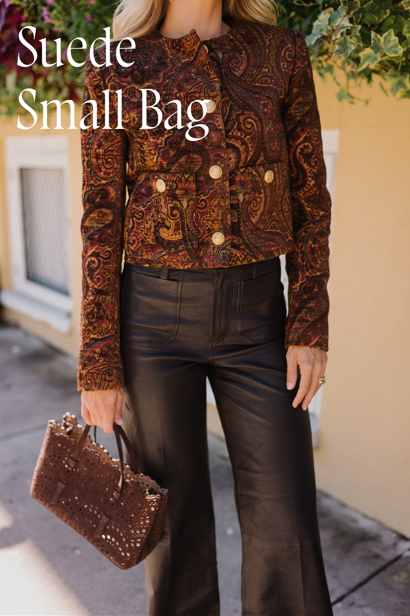 veste tailleur, petit sac en daim, mules en daim, pantalon en cuir