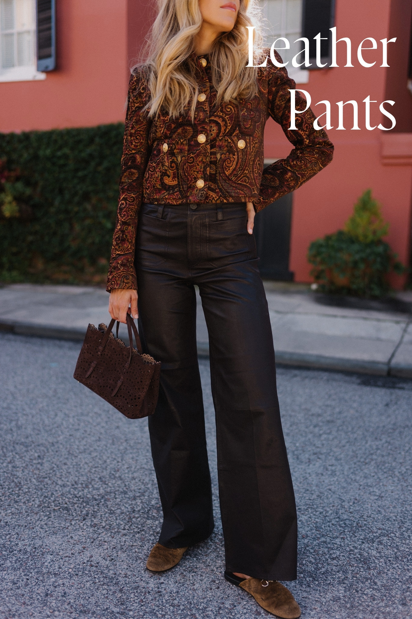 veste tailleur, petit sac en daim, mules en daim, pantalon en cuir