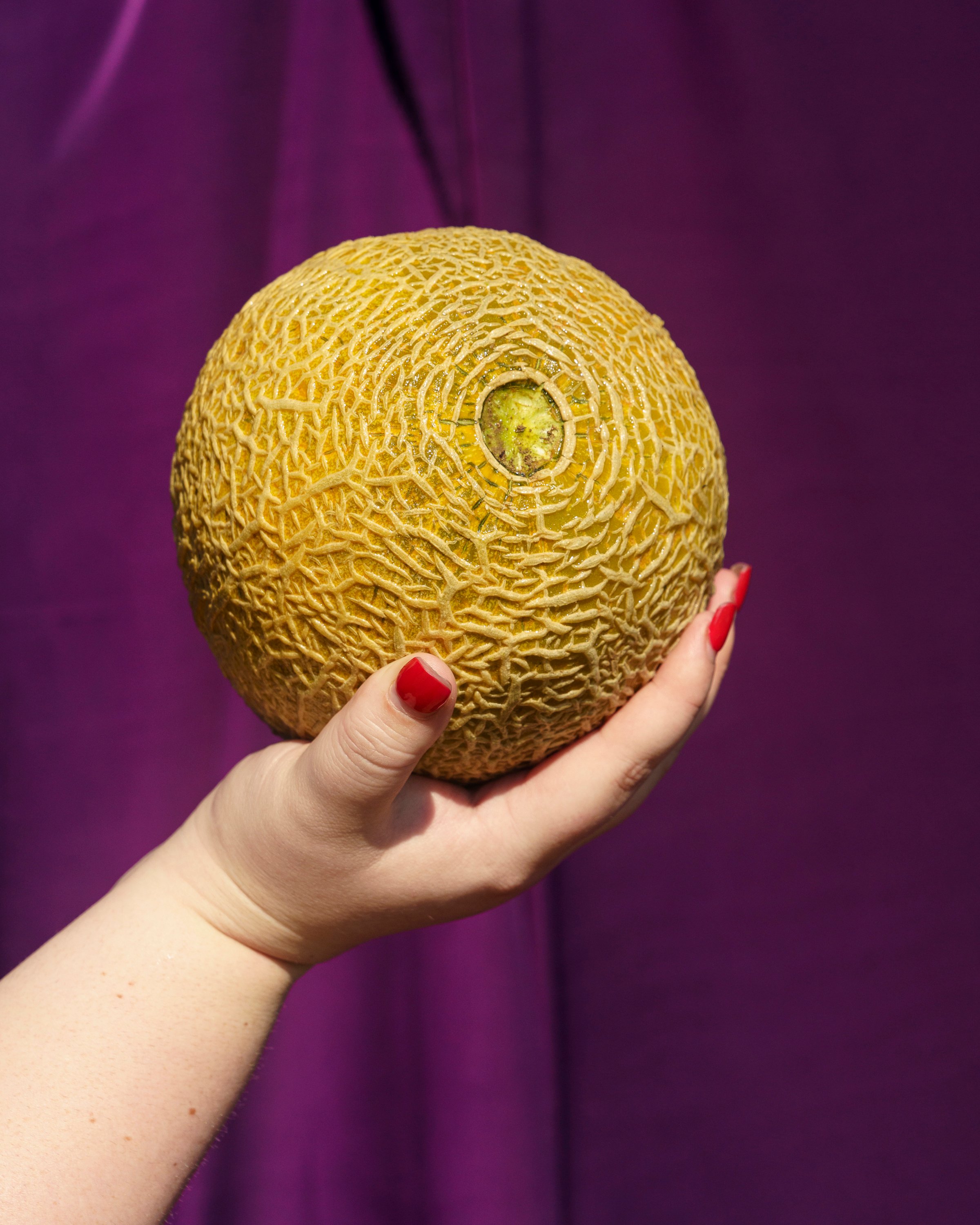 Codie Dufrene tient une kantaloup qu'elle a reçue de la banque alimentaire du centre de la Louisiane.