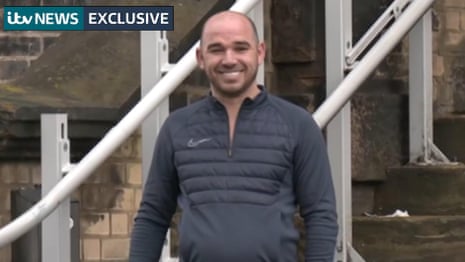 Moment où le prisonnier accidentellement libéré Billy Smith se rend – vidéo