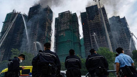 Drei Personen wurden festgenommen, als bei einem Turmbrand in Hongkong Dutzende Menschen starben – Video