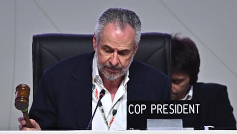 Moment où le monde parvient à un accord de compromis à la Cop30 qui contourne les combustibles fossiles – vidéo