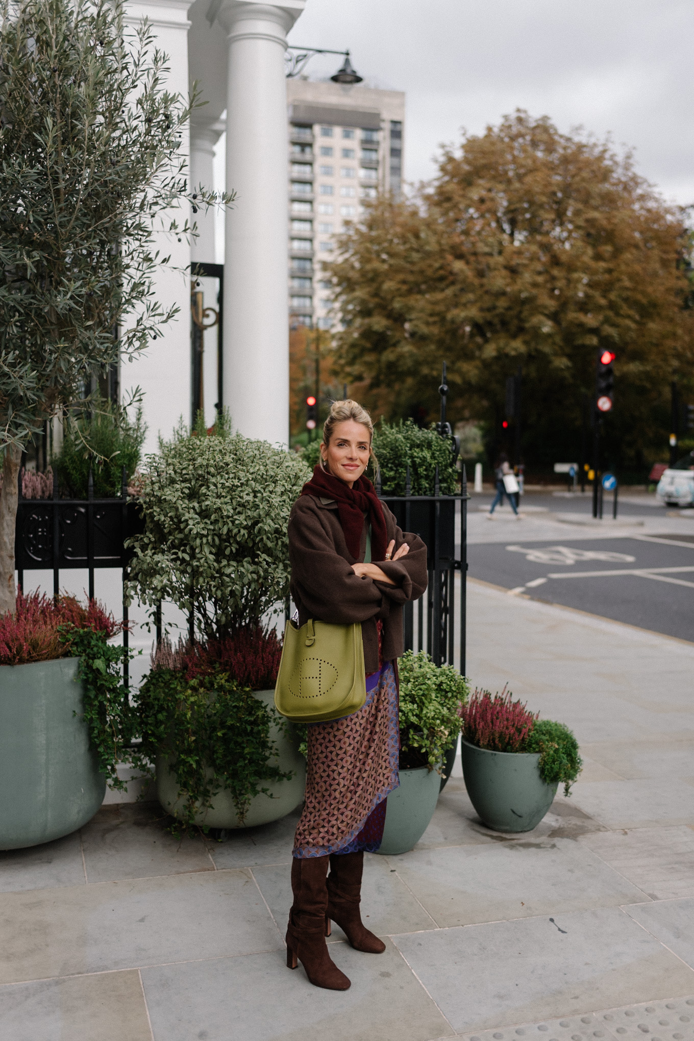 Veste en laine, chemise en cuir à col, jupe portefeuille en soie, bottes en daim