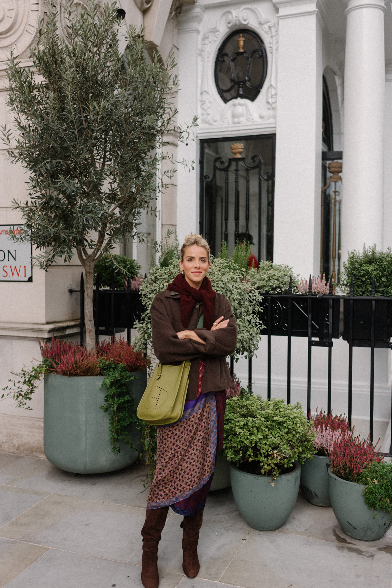 Veste en laine, chemise en cuir à col, jupe portefeuille en soie, bottes en daim
