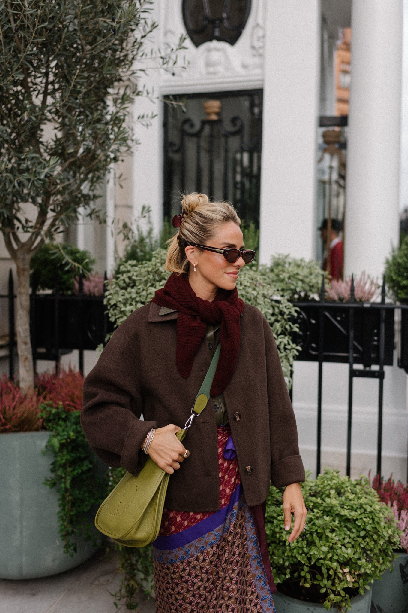 Veste en laine, chemise en cuir à col, jupe portefeuille en soie, bottes en daim