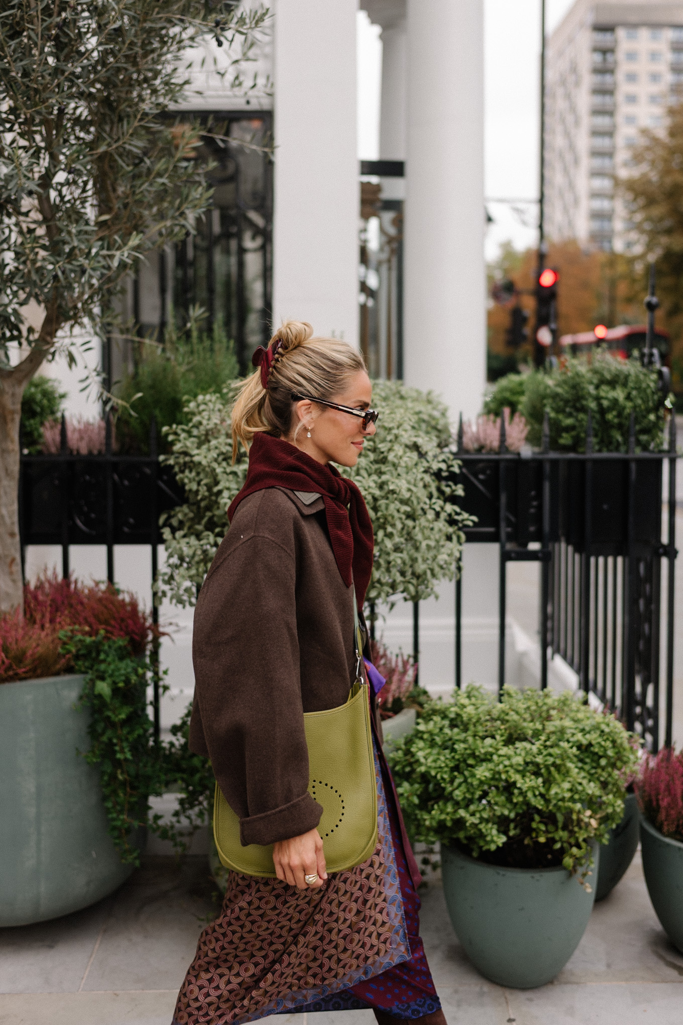 Veste en laine, chemise en cuir à col, jupe portefeuille en soie, bottes en daim
