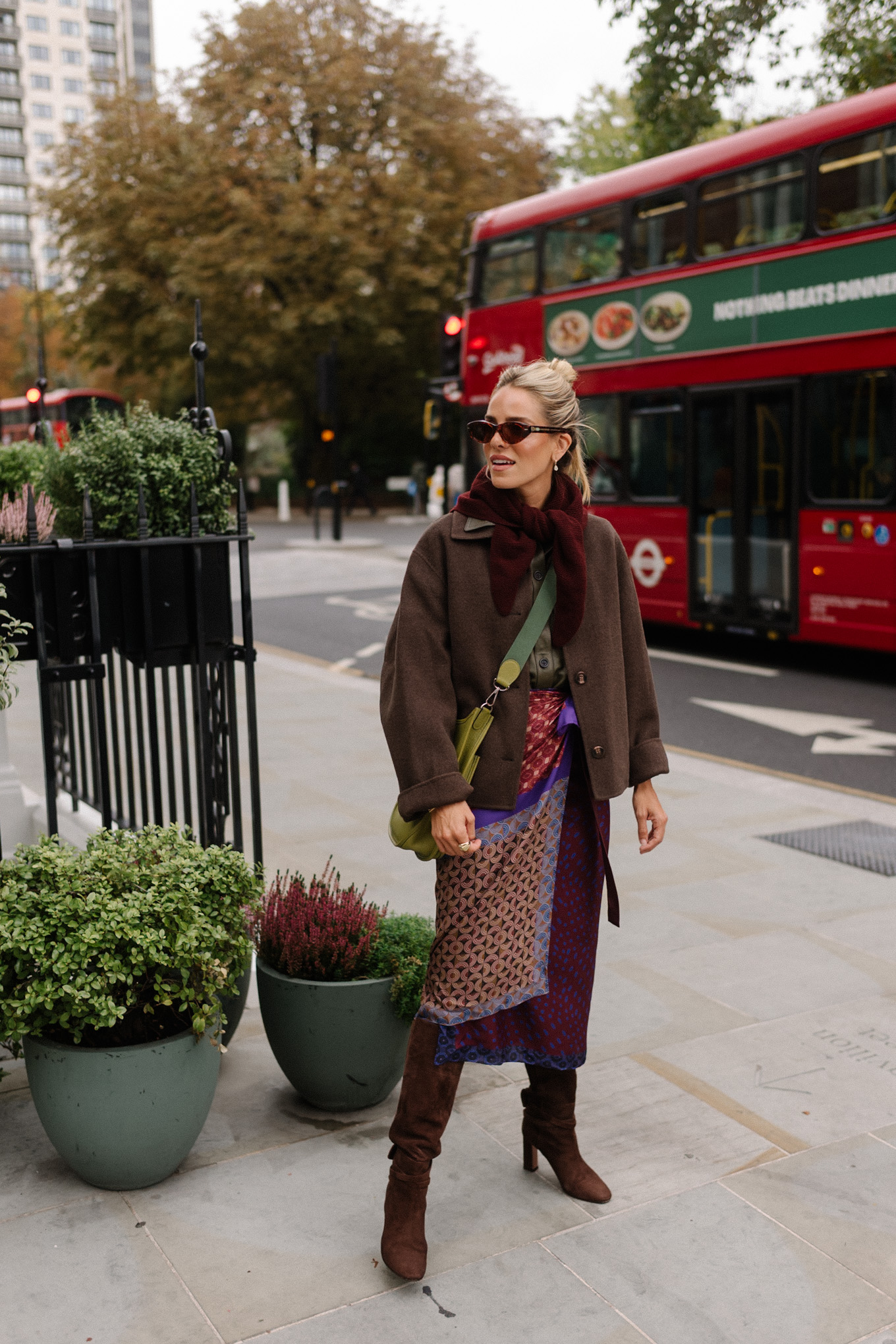 Veste en laine, chemise en cuir à col, jupe portefeuille en soie, bottes en daim