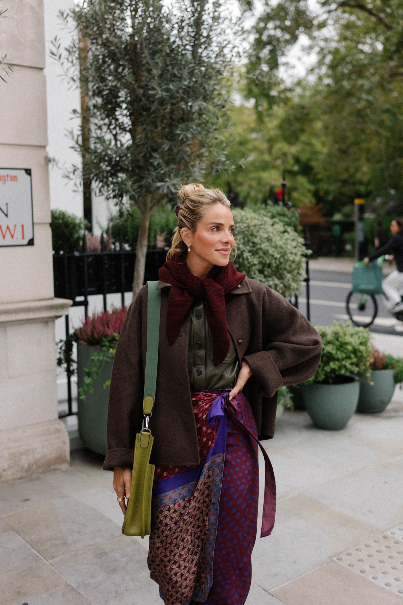 Veste en laine, chemise en cuir à col, jupe portefeuille en soie, bottes en daim