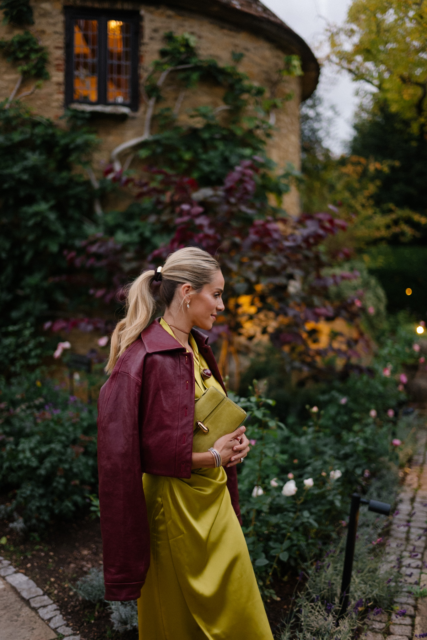 Robe en satin chartreuse, veste en cuir marron, bottes en daim marron