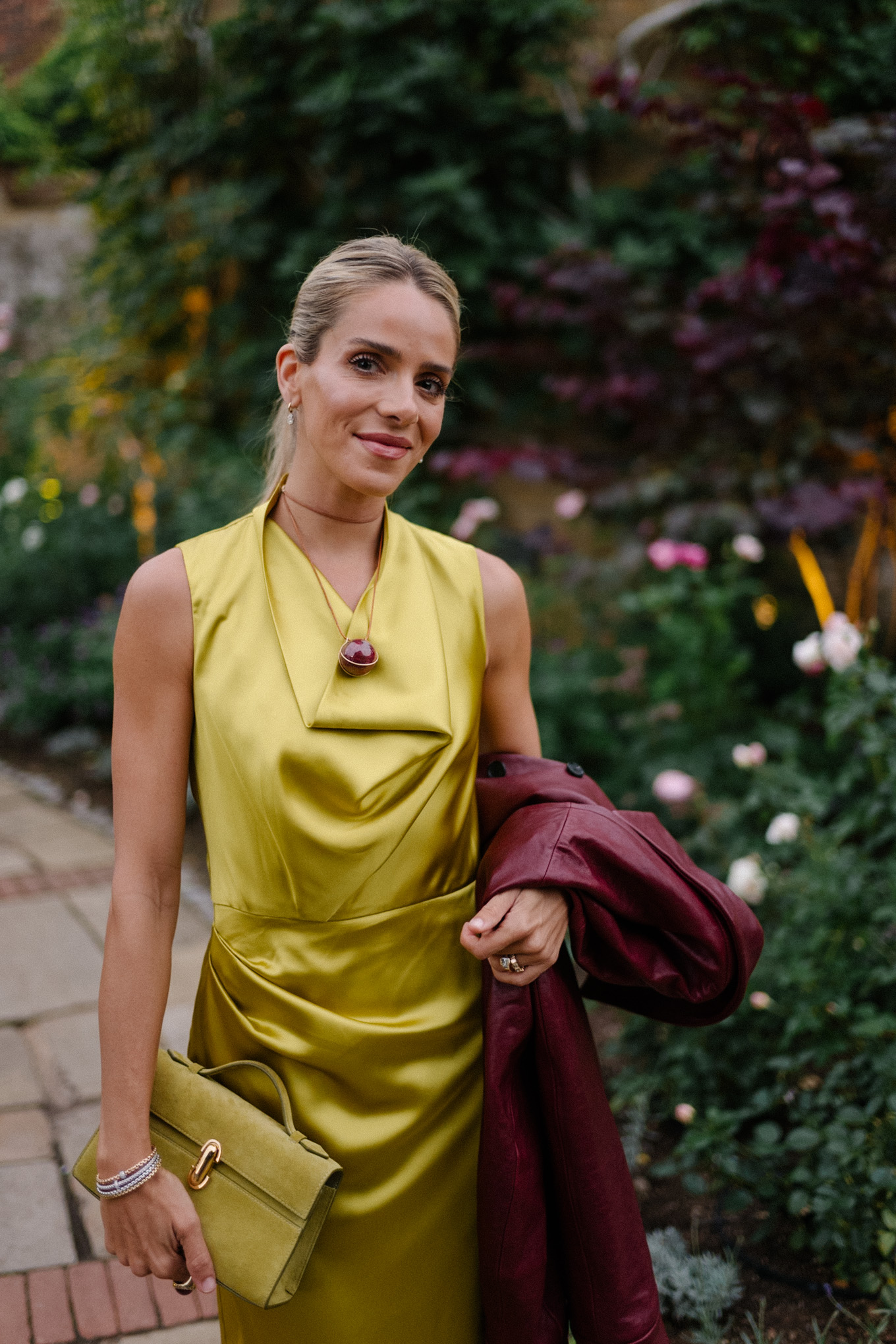 Robe en satin chartreuse, veste en cuir marron, bottes en daim marron