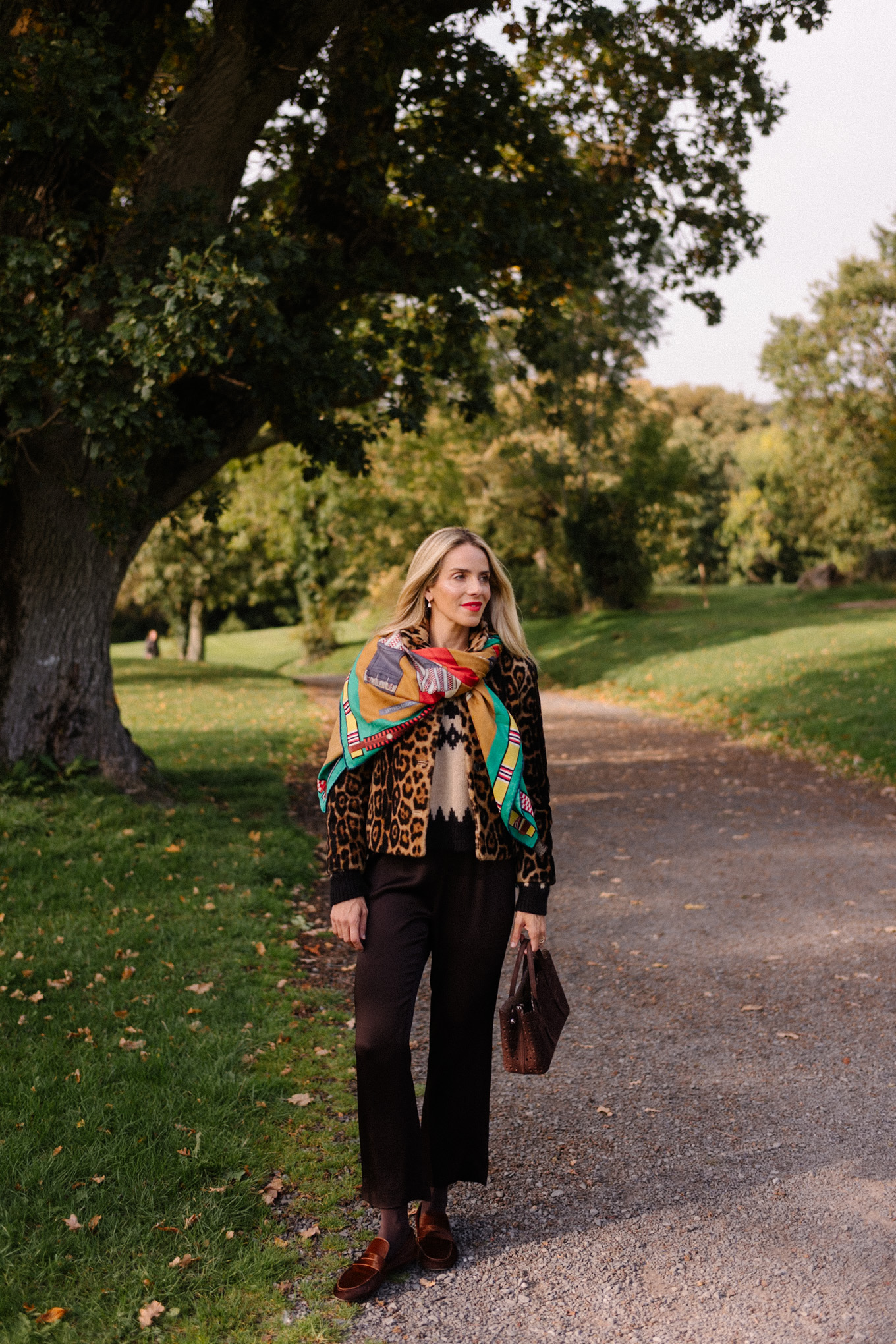 Veste léopard, pantalon court évasé, foulard en soie coloré