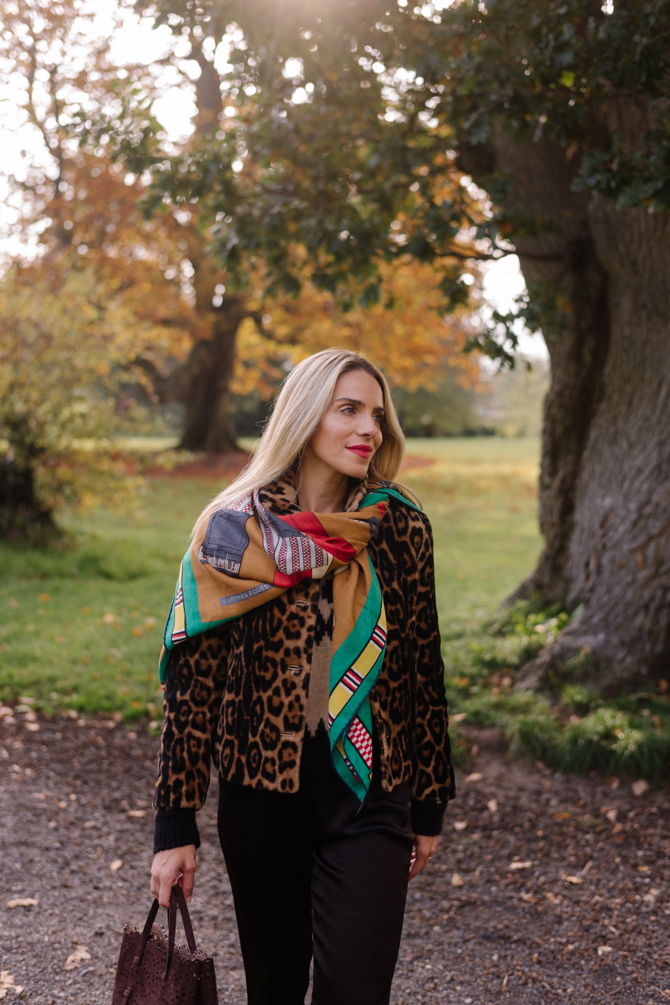 Veste léopard, pantalon court évasé, foulard en soie coloré