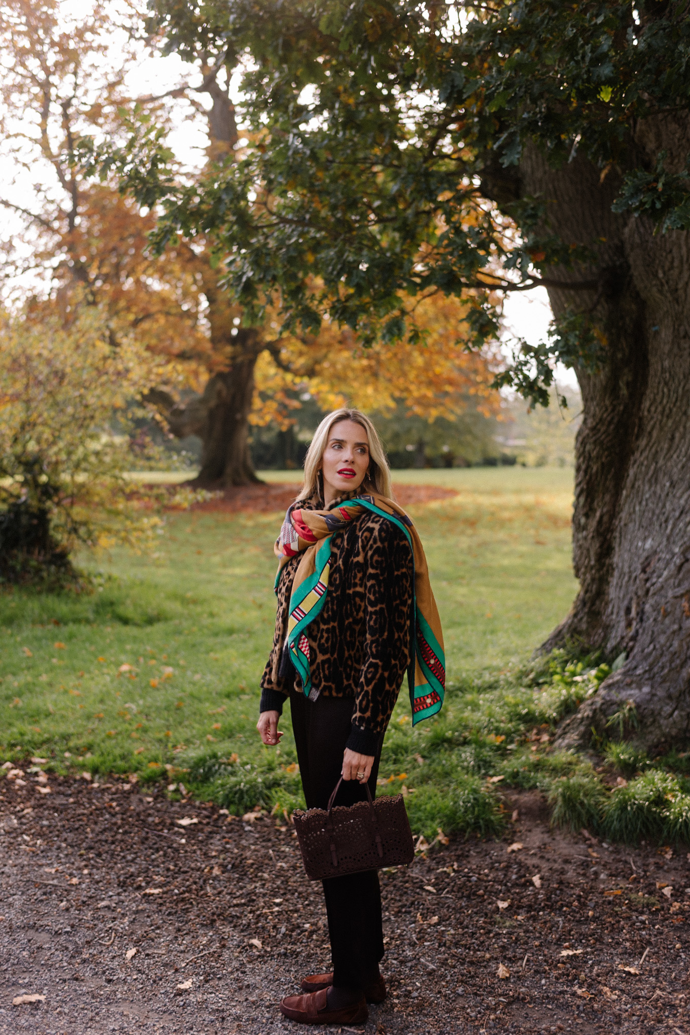 Veste léopard, pantalon court évasé, foulard en soie coloré