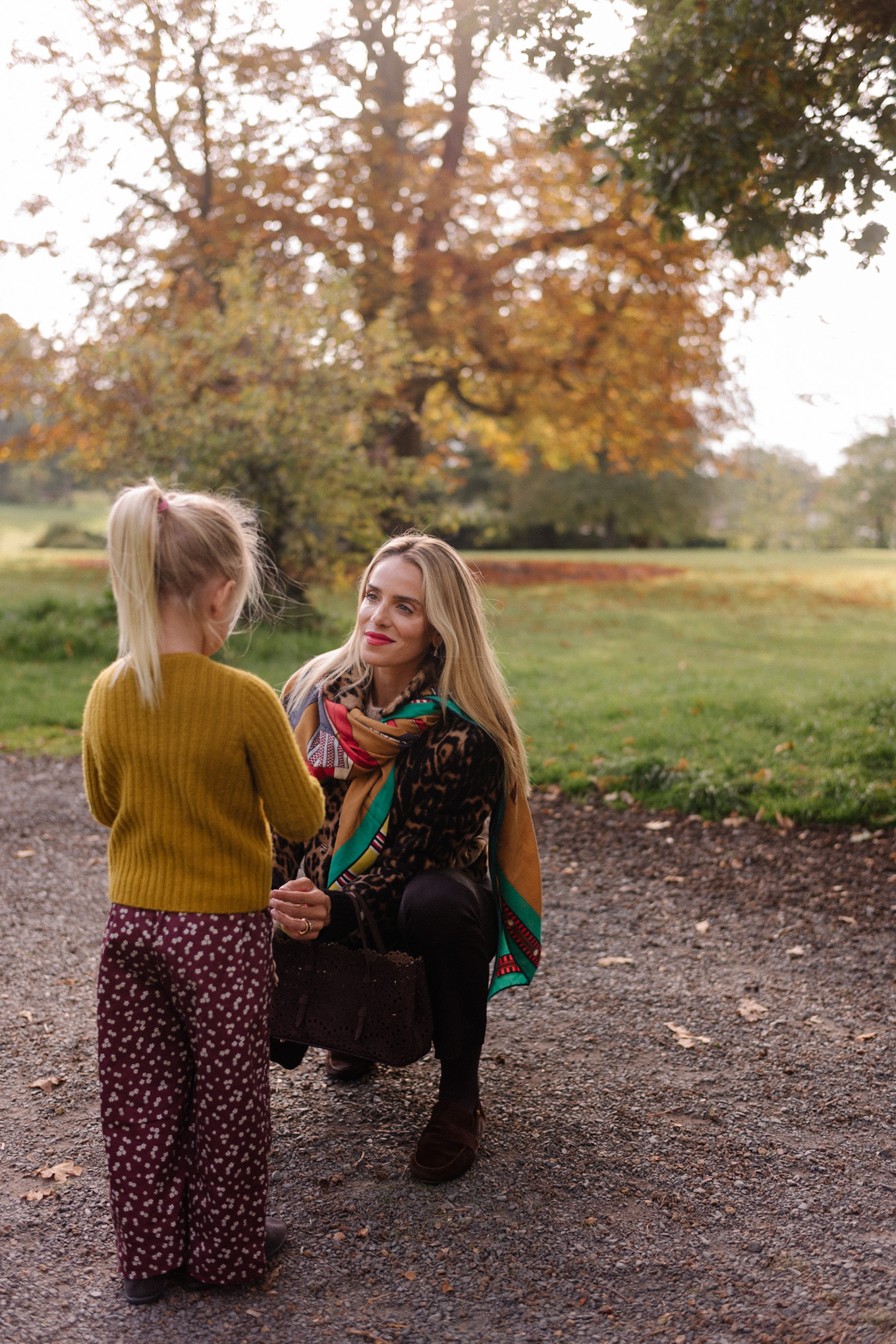Veste léopard, pantalon court évasé, foulard en soie coloré