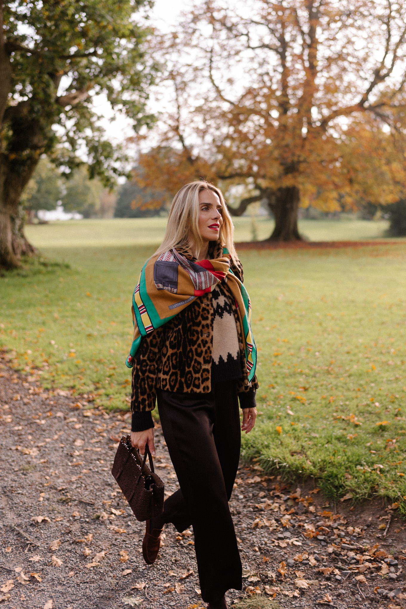 Veste léopard, pantalon court évasé, foulard en soie coloré