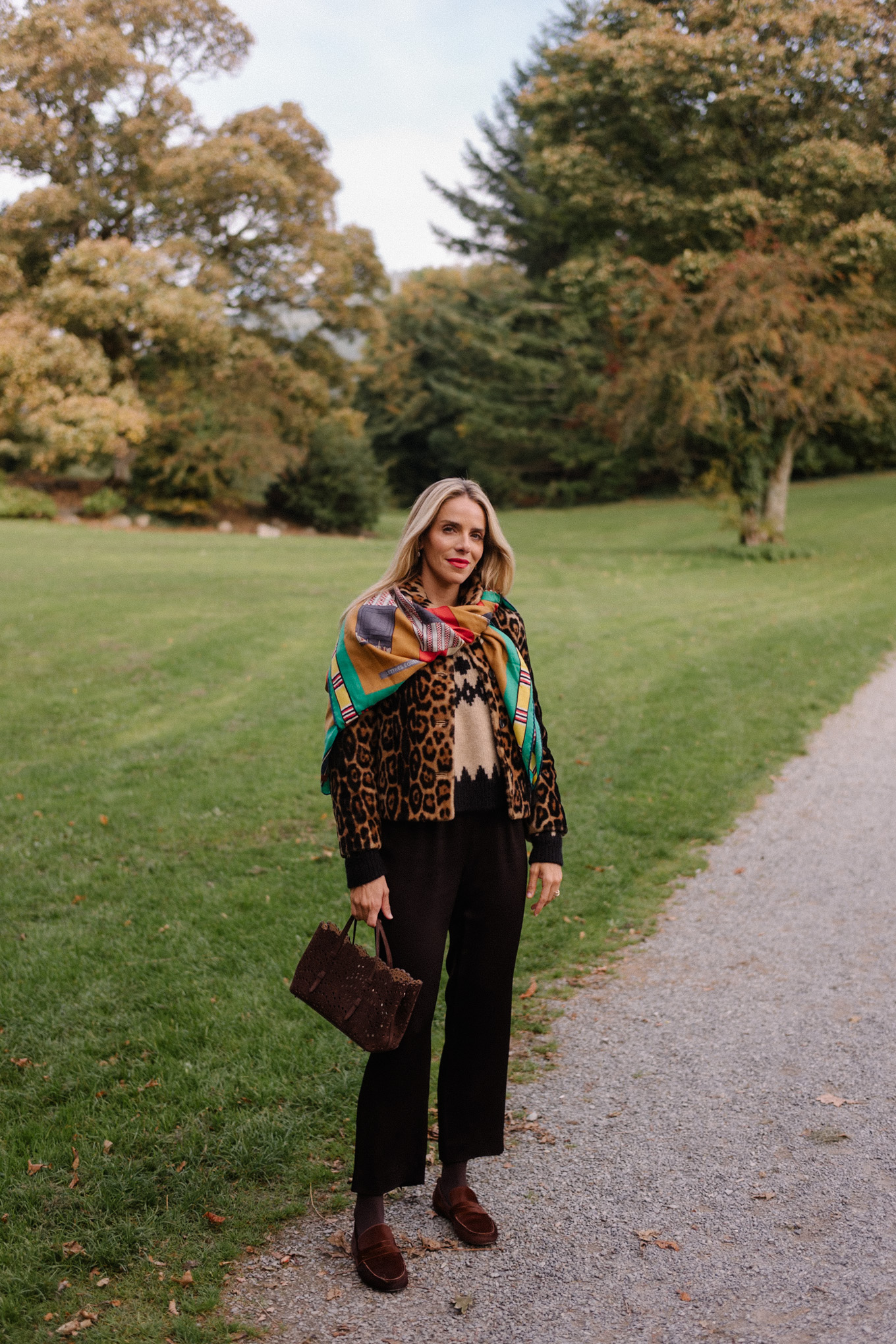 Veste léopard, pantalon court évasé, foulard en soie coloré